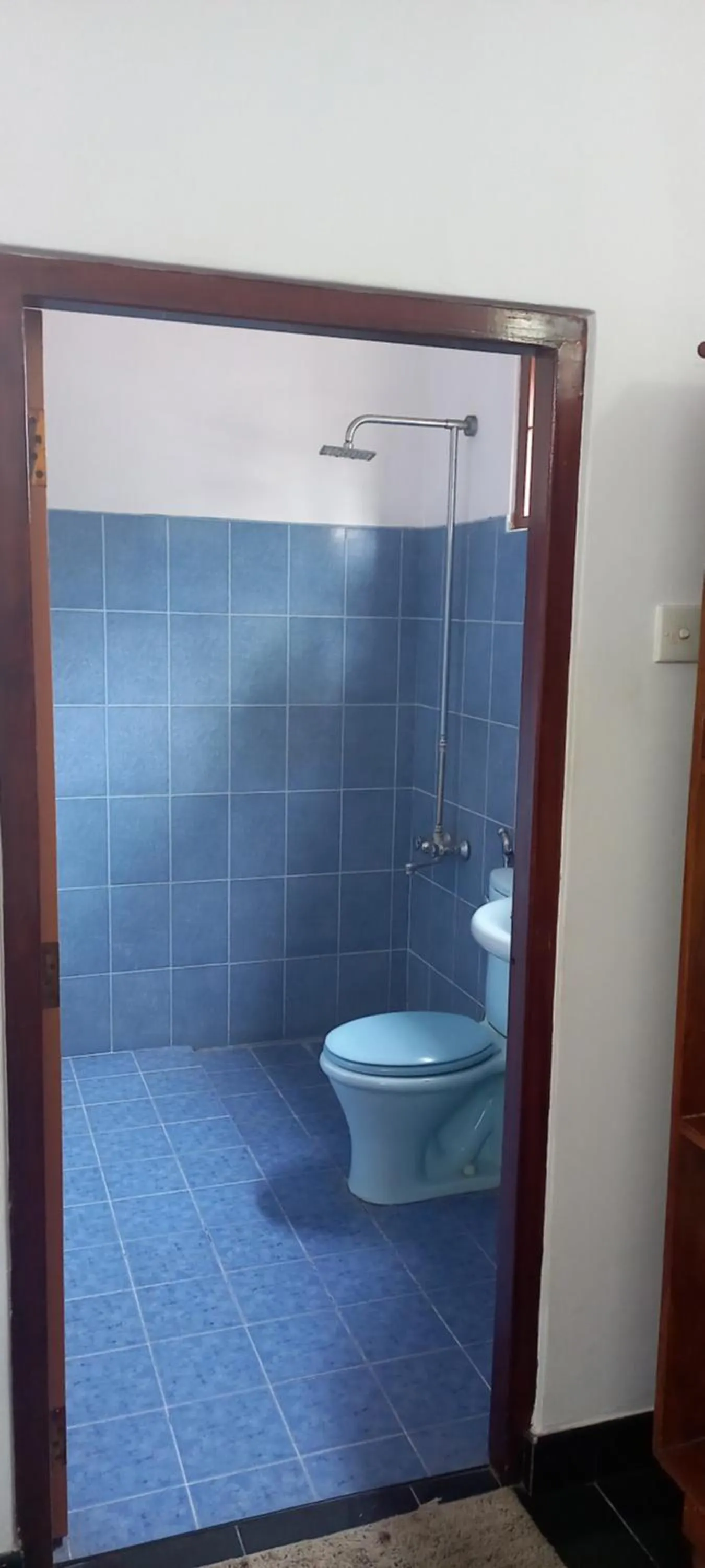 Shower in Ocean View tourist guest house at Negombo beach near the airport