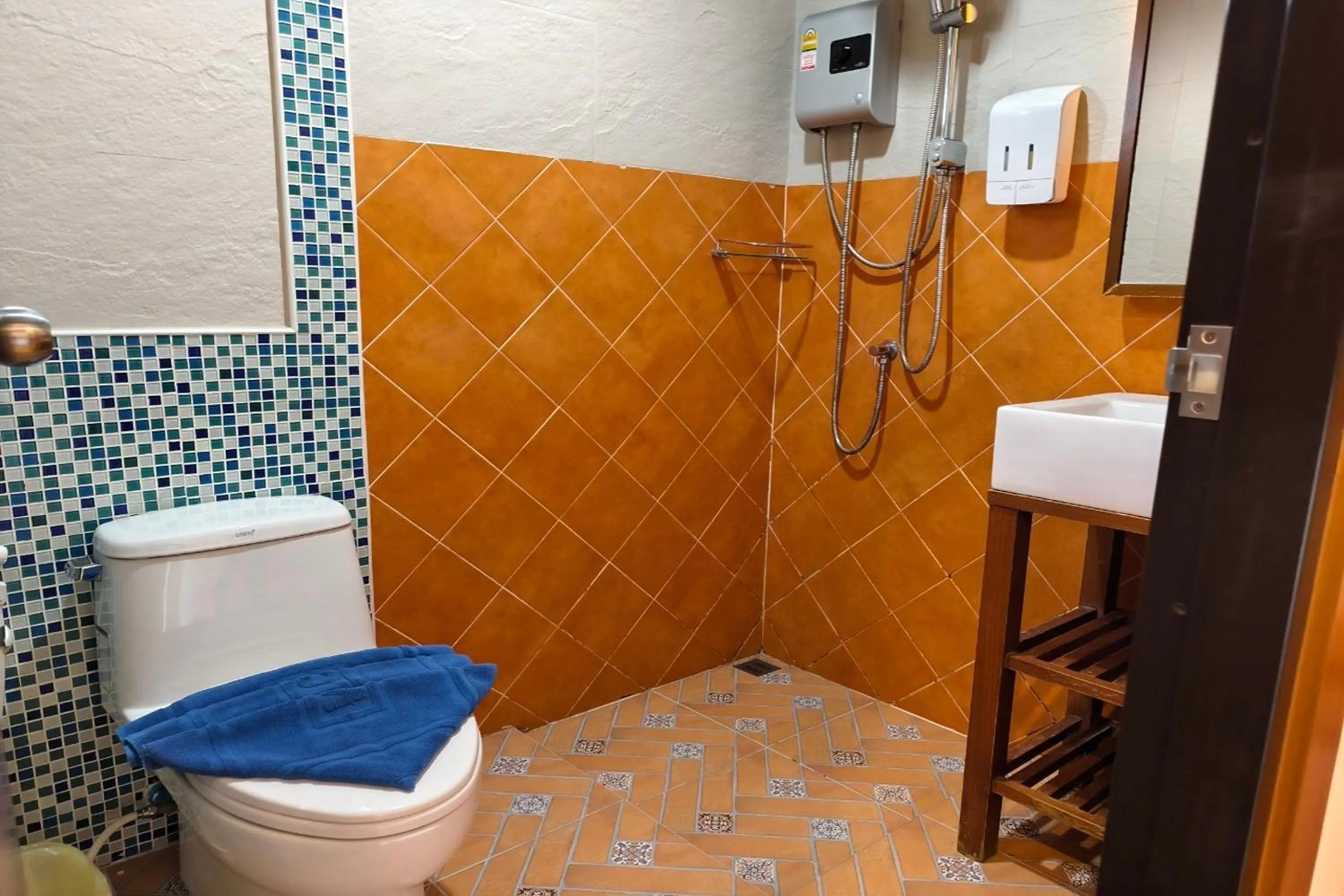 Bathroom in Lilliput Riverside Bangkachao