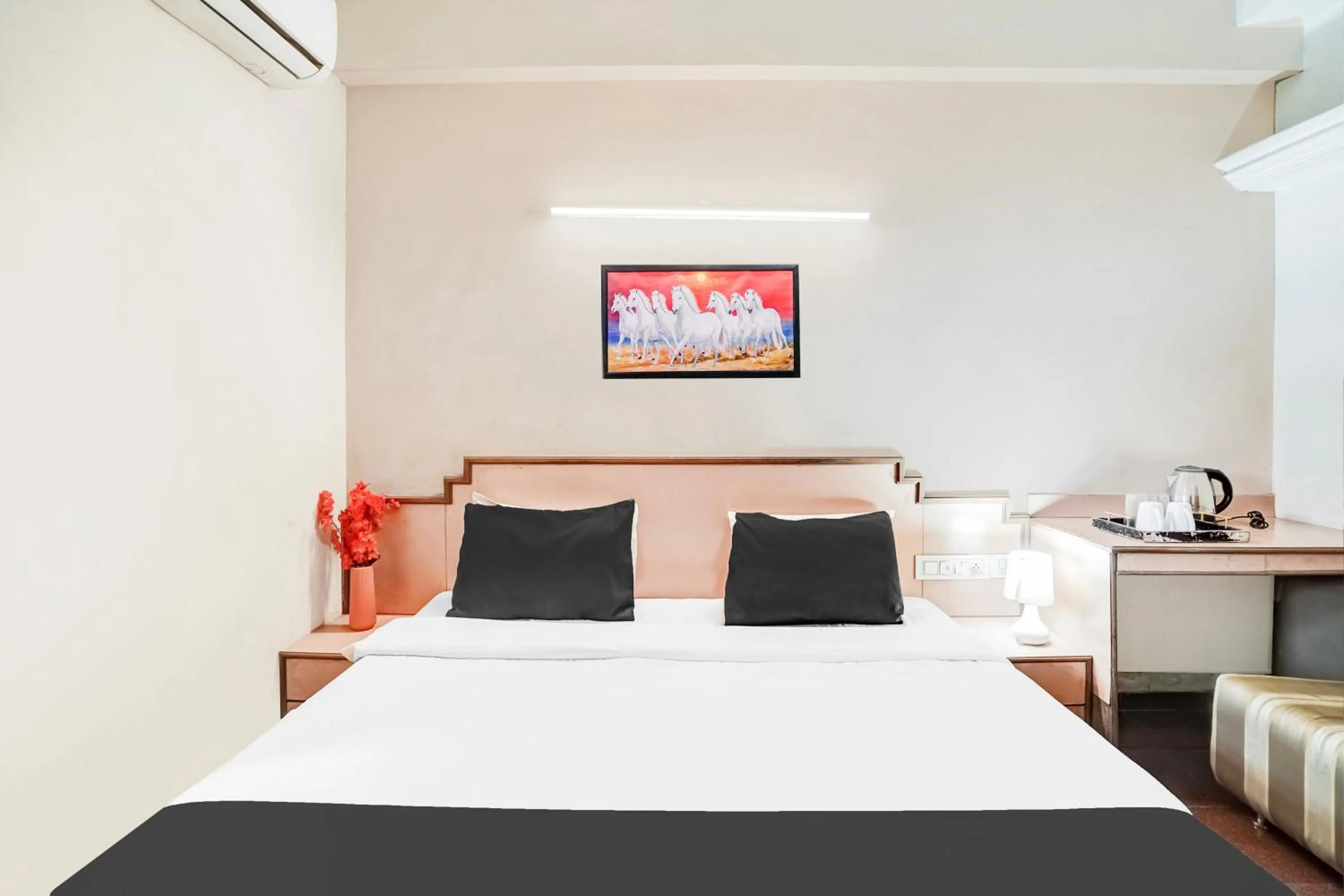 Bedroom, Bed in Super Hotel O Jamalpur Ahmedabad Formerly Hotel Peace