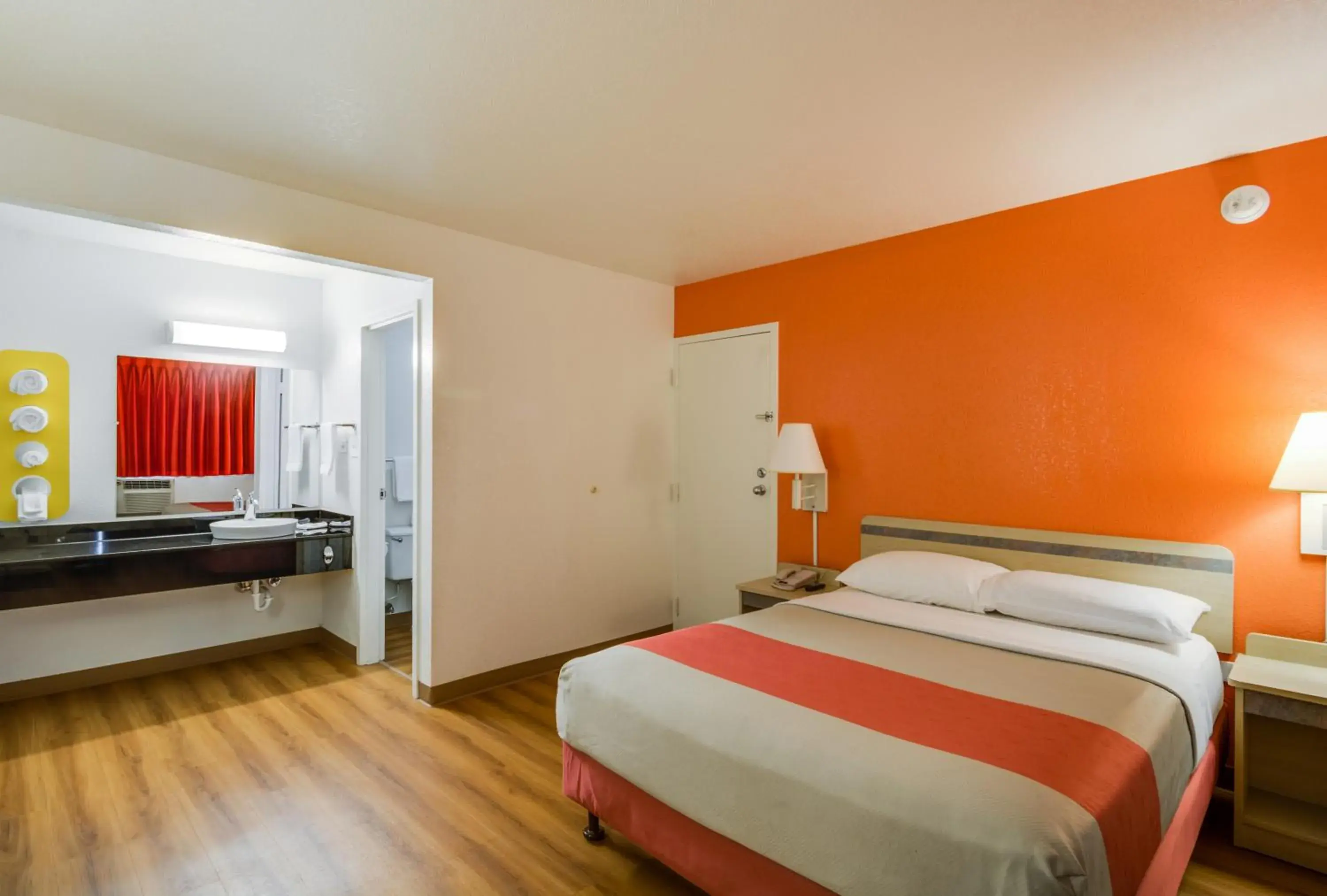 Bedroom, Bed in Motel 6-Schiller Park, IL - Chicago O'Hare Bedroom, Bed in Motel 6-Schiller Park, IL - Chicago O'Hare