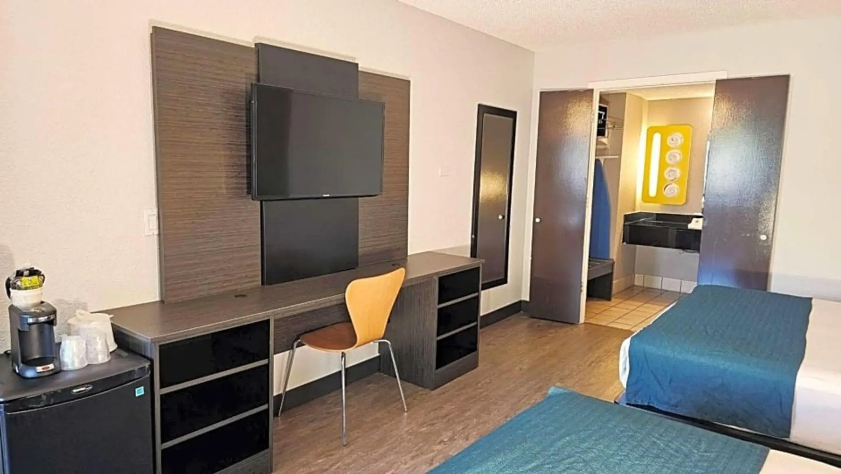 TV and multimedia, Bed in Motel 6-Anaheim, CA - Maingate TV and multimedia, Bed in Motel 6-Anaheim, CA - Maingate