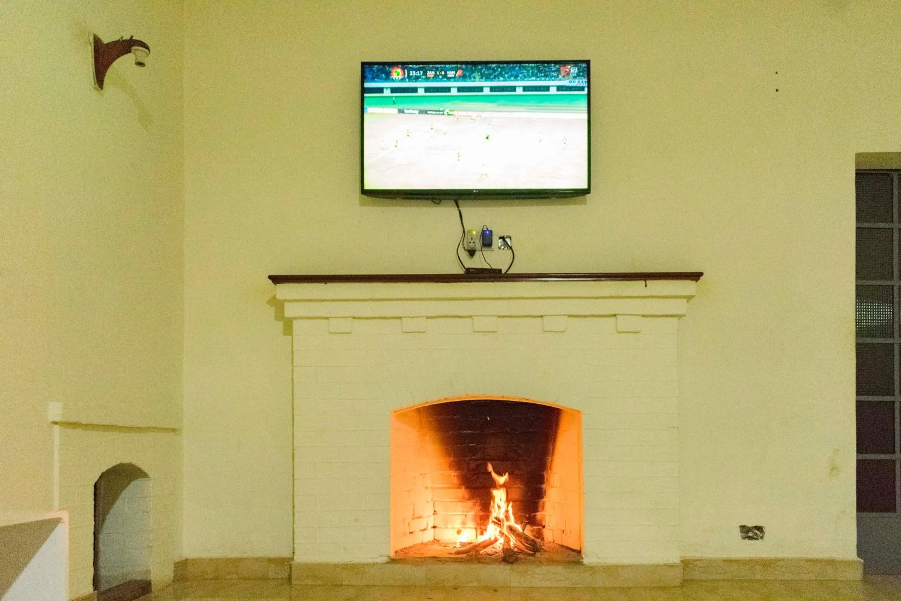 Communal lounge/ TV room in Tooro Fairway Hotel