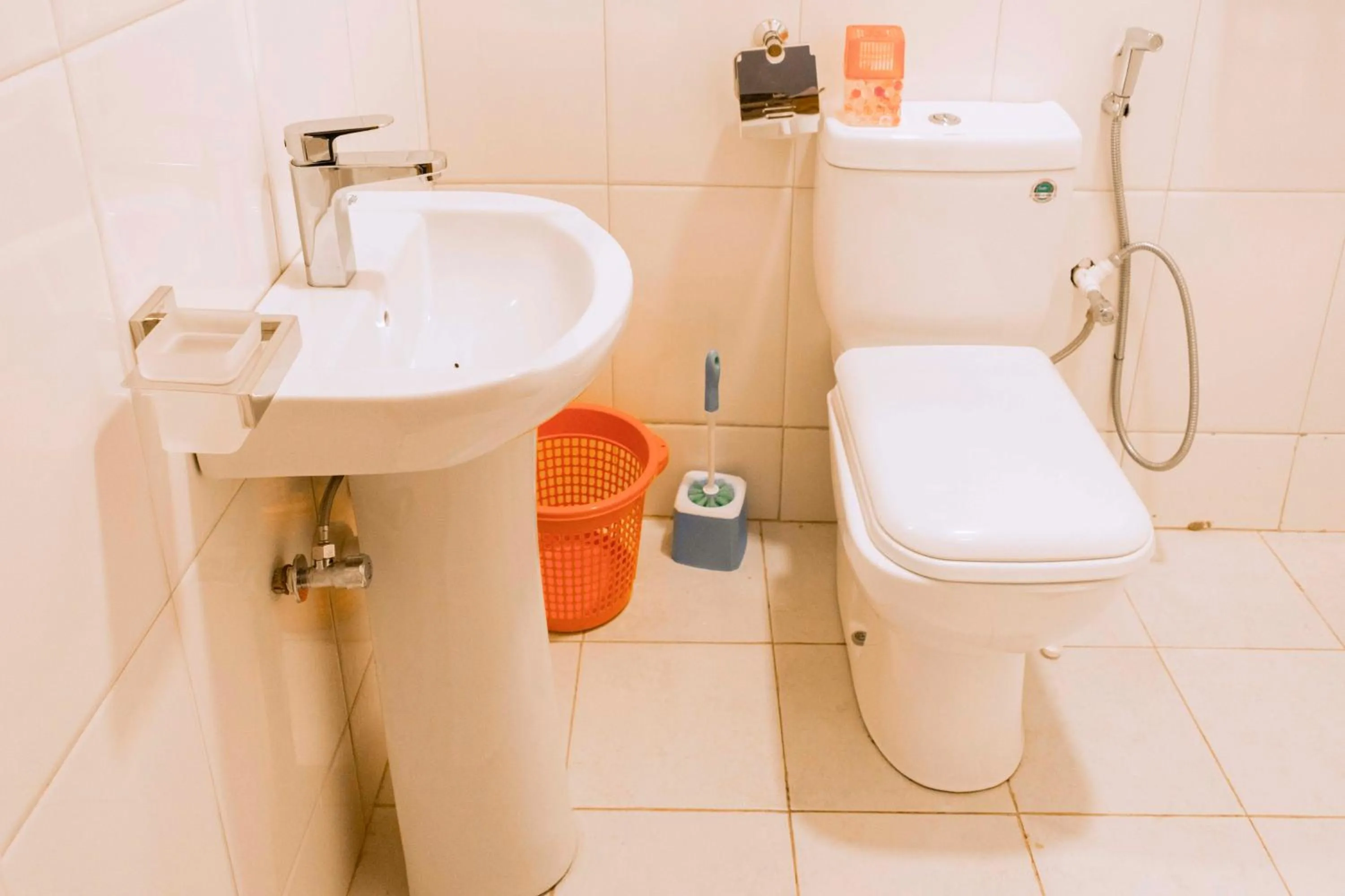 Toilet in Tooro Fairway Hotel