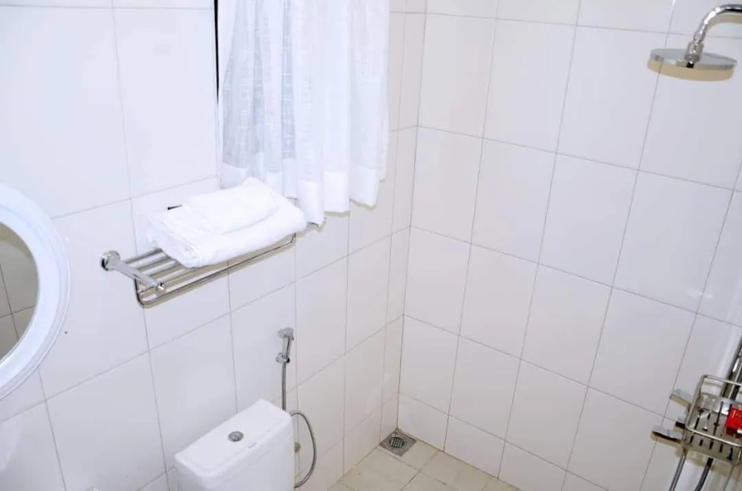 Shower in Tooro Fairway Hotel