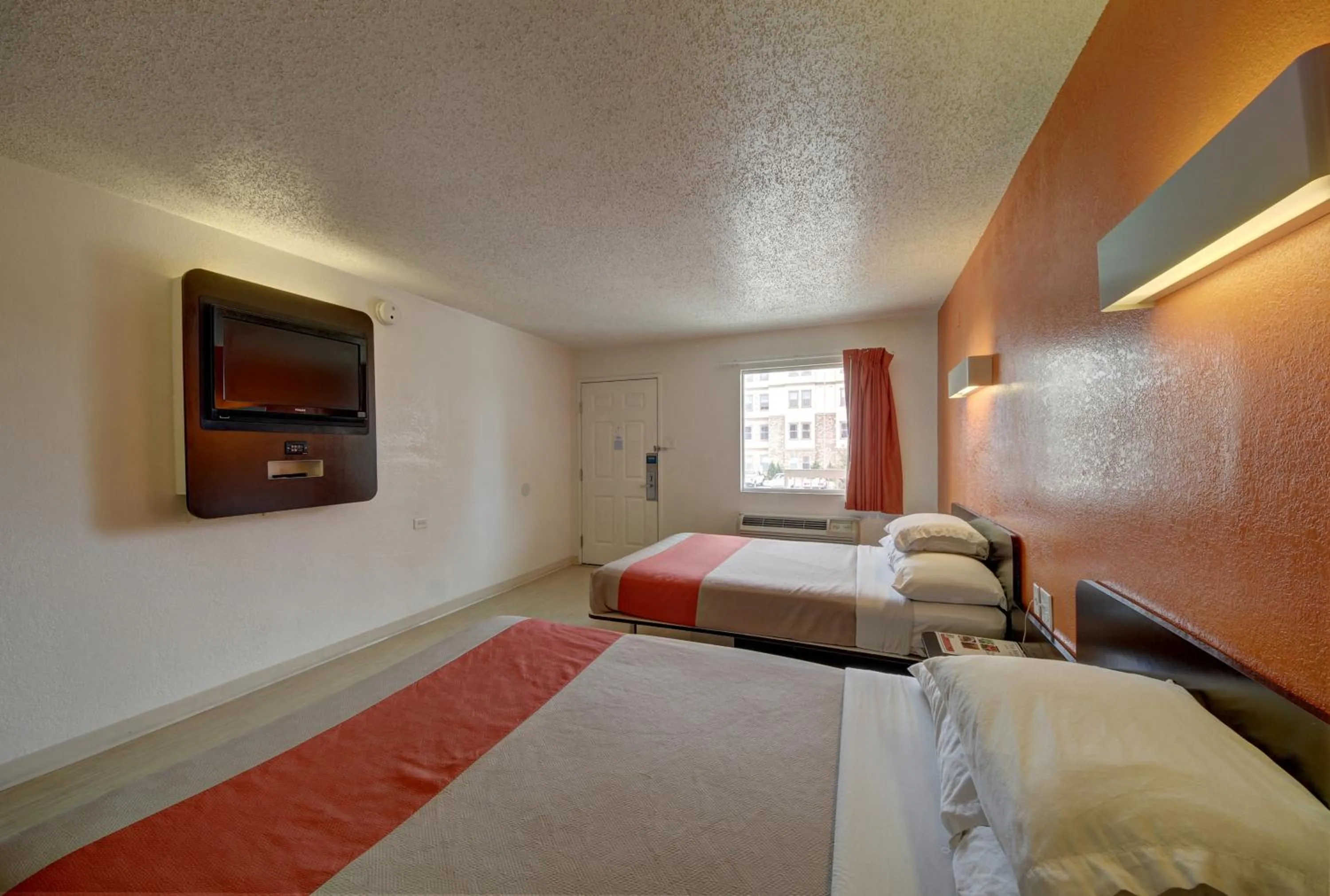 Bedroom, Bed in Motel 6-San Antonio, TX - Downtown - Market Square