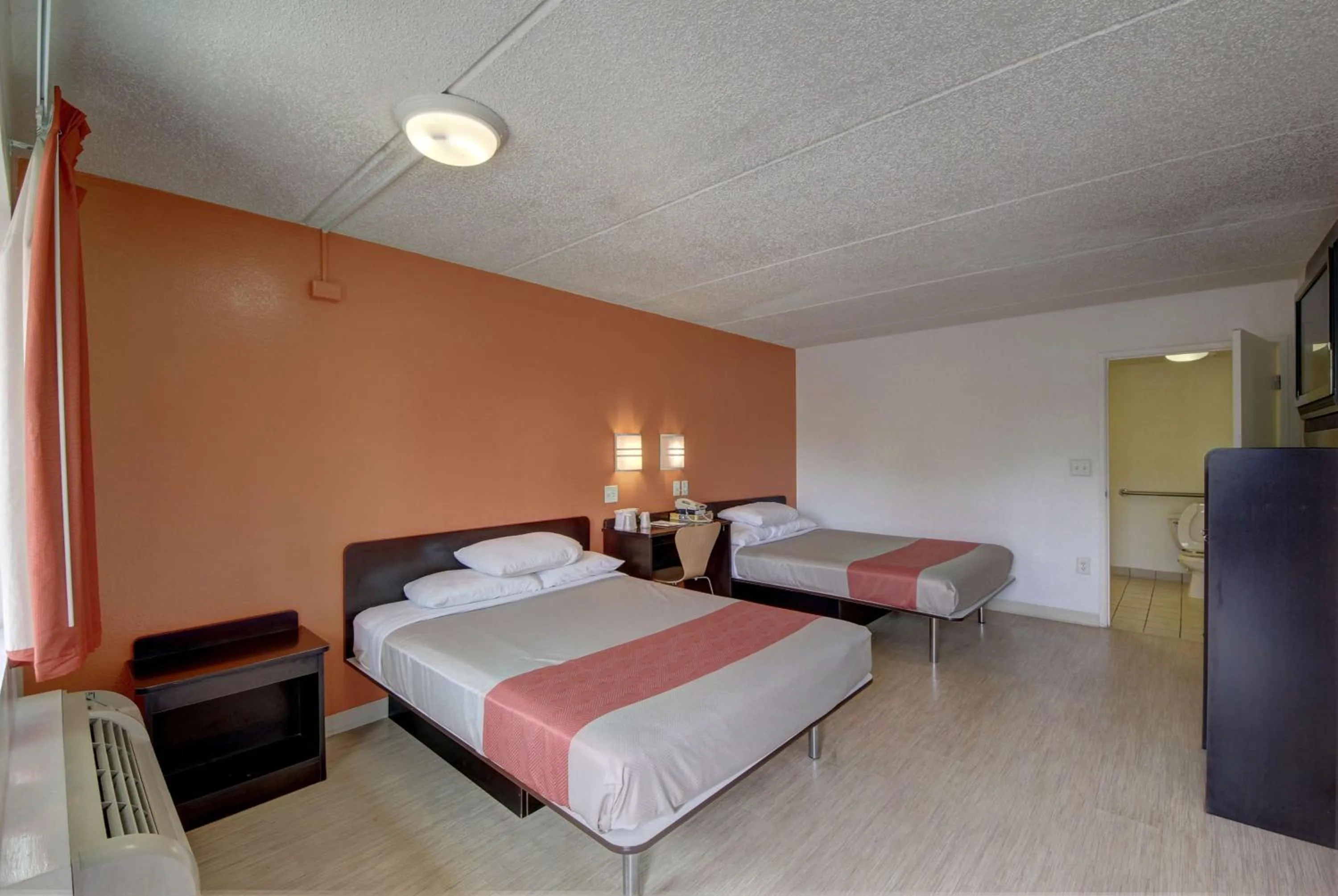 Toilet, Bed in Motel 6-San Antonio, TX - Downtown - Market Square