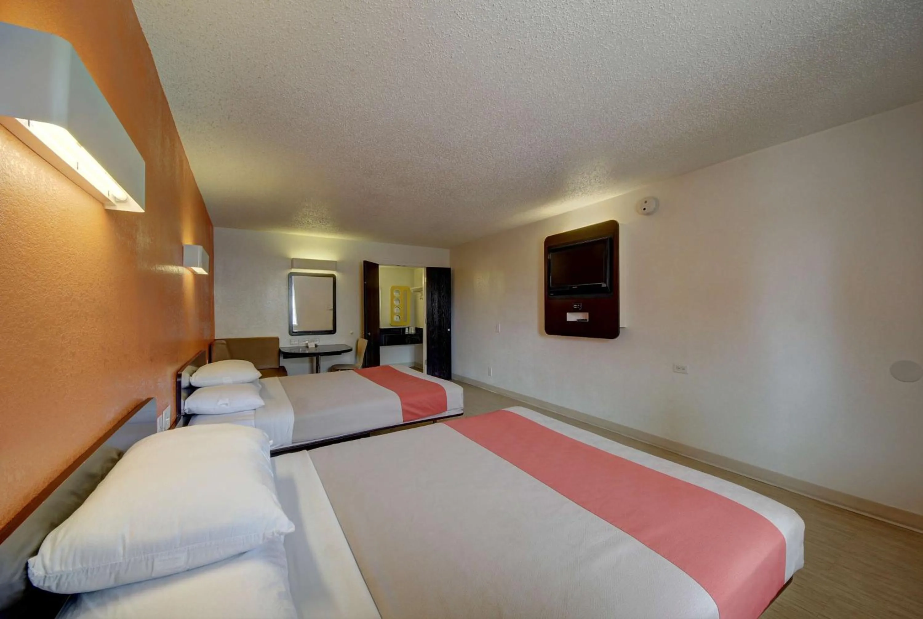 Bathroom, Bed in Motel 6-San Antonio, TX - Downtown - Market Square