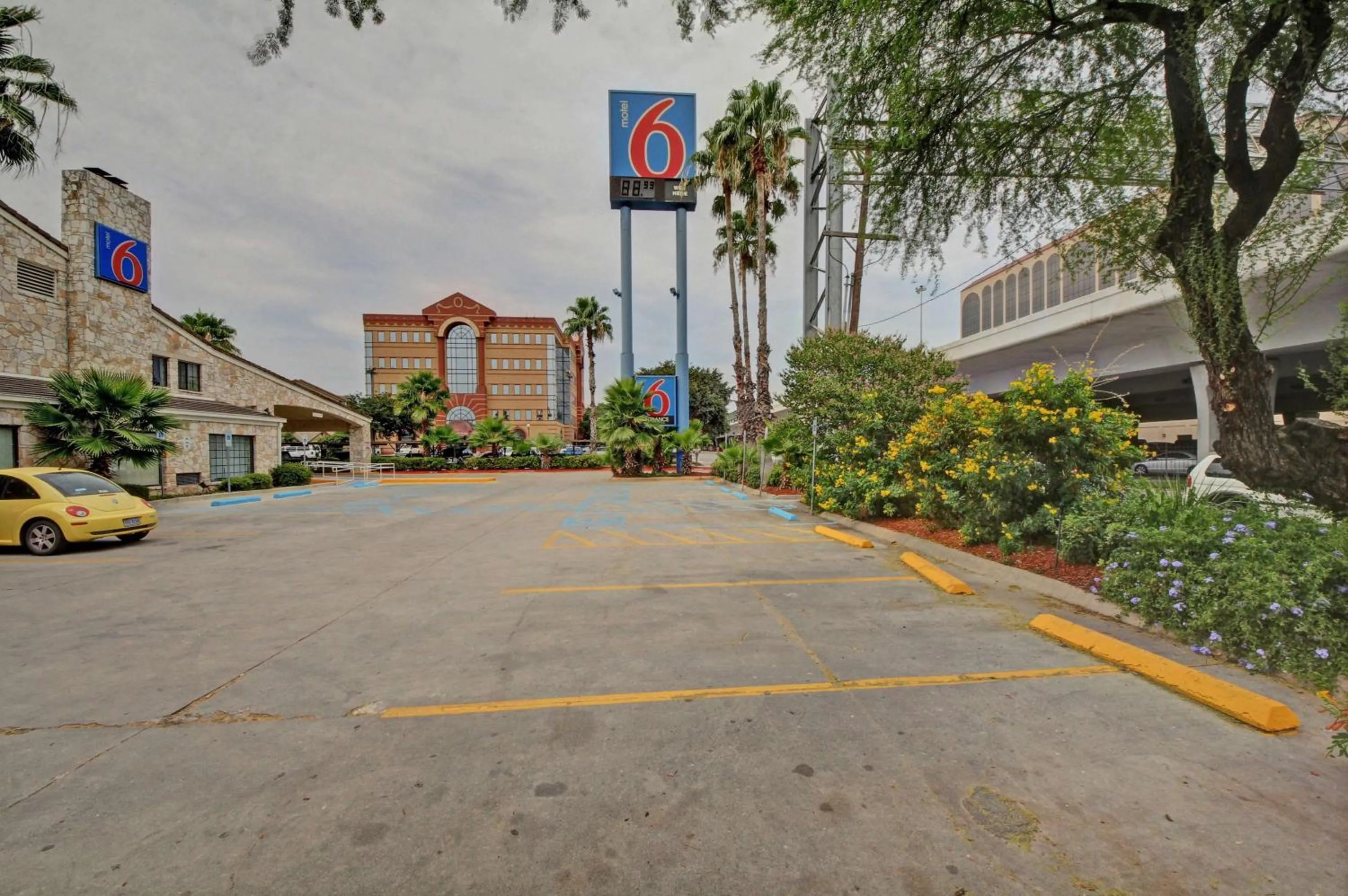 Property building in Motel 6-San Antonio, TX - Downtown - Market Square