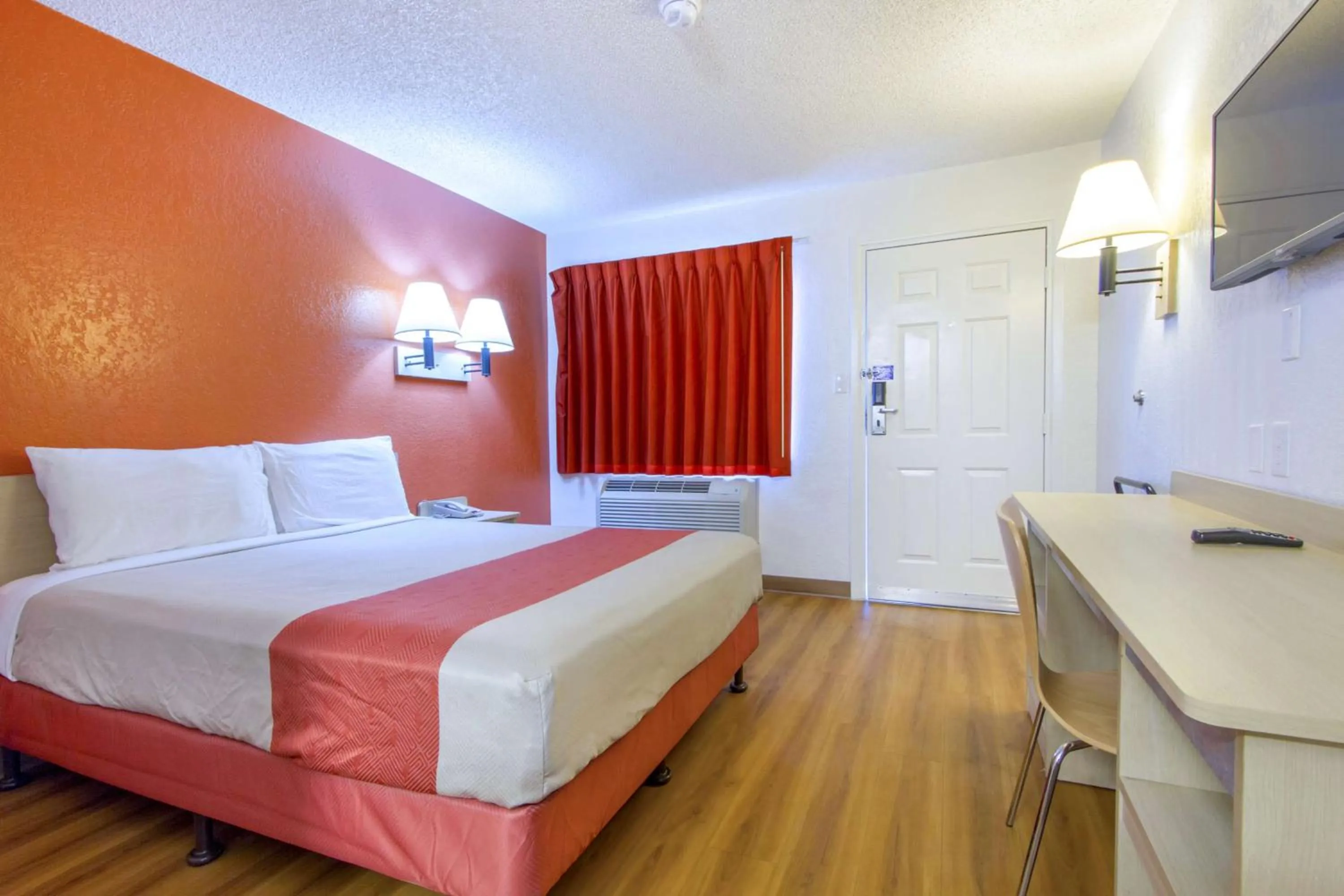 Photo of the whole room, Bed in Motel 6-Phoenix, AZ - Airport - 24th Street