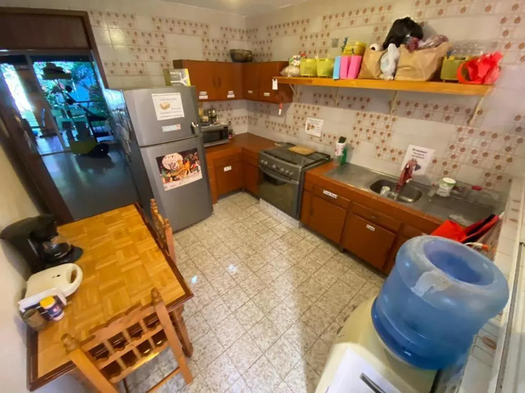 Communal kitchen in Los Nardos Hostel -pet friendly-