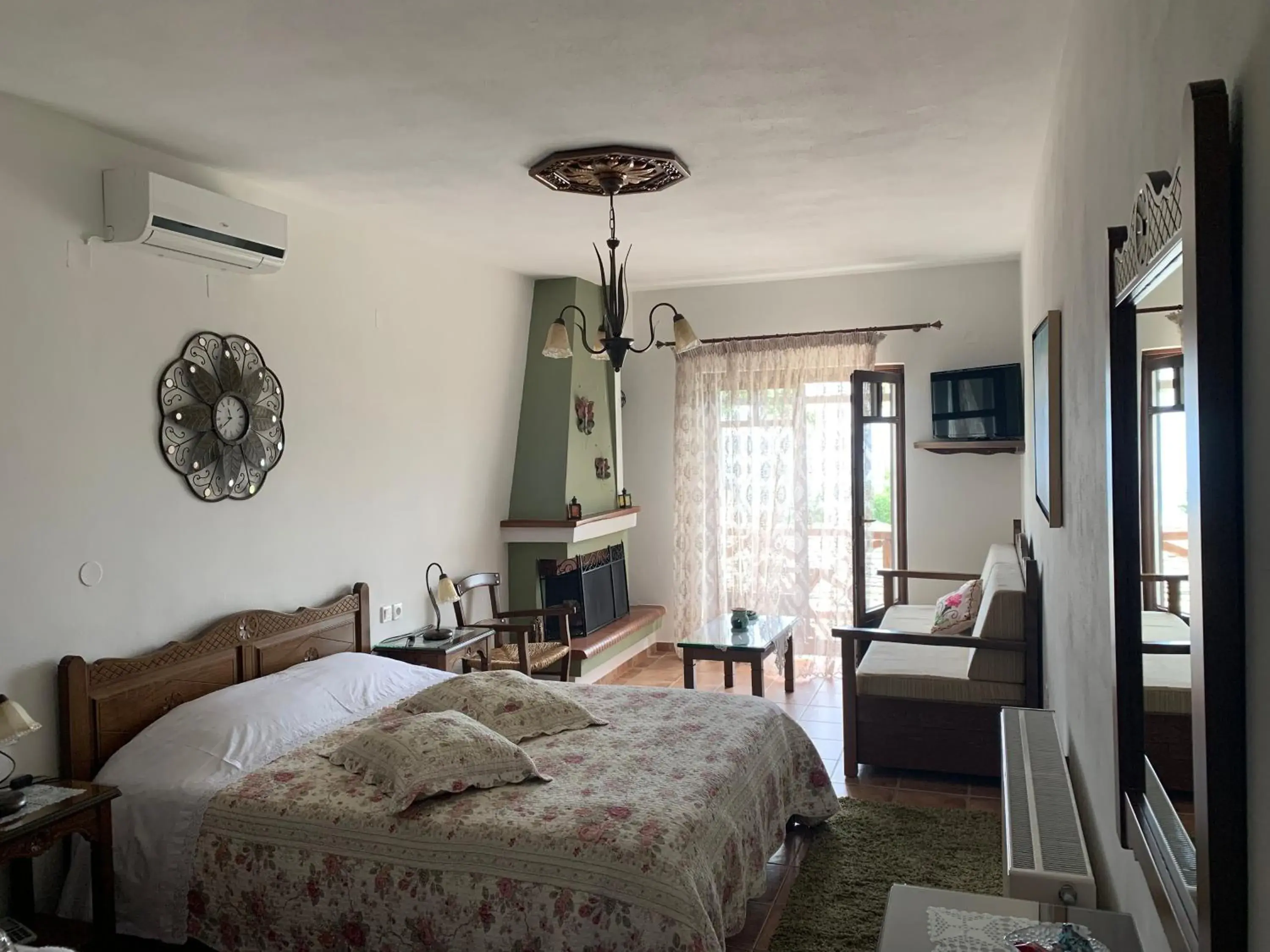 Superior Double Room with Fireplace in Iliovolo Guesthouse Superior Double Room with Fireplace in Iliovolo Guesthouse