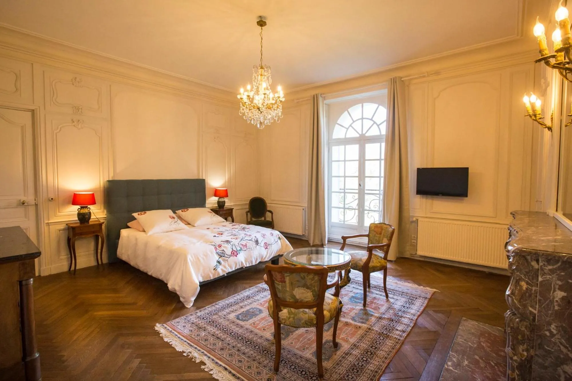 Photo of the whole room, Bed in Chateau des Monts