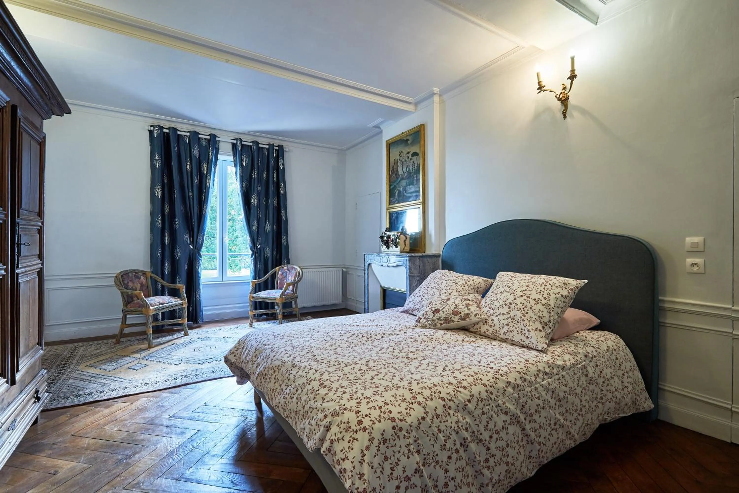 Photo of the whole room, Bed in Chateau des Monts