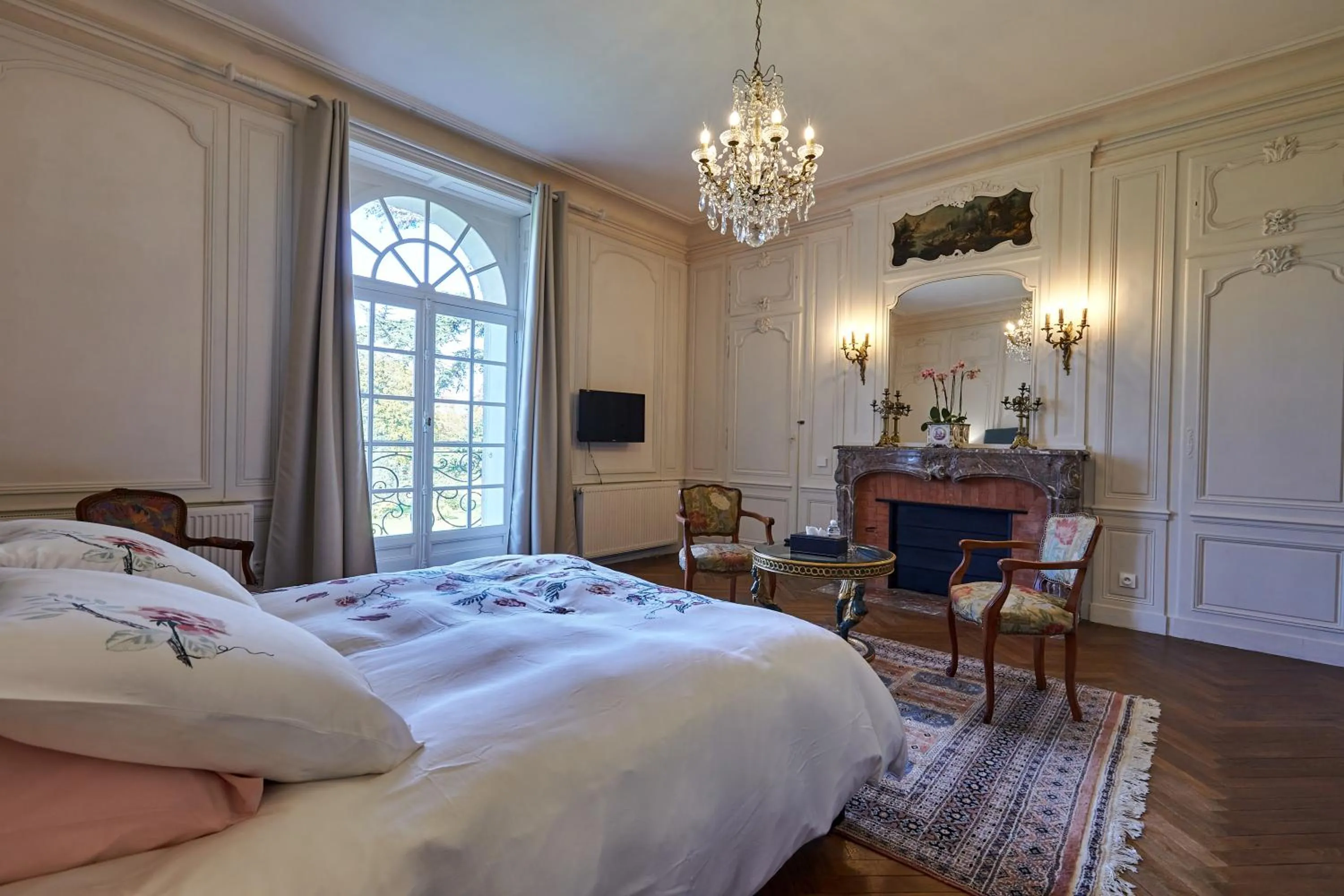 Bedroom, Bed in Chateau des Monts