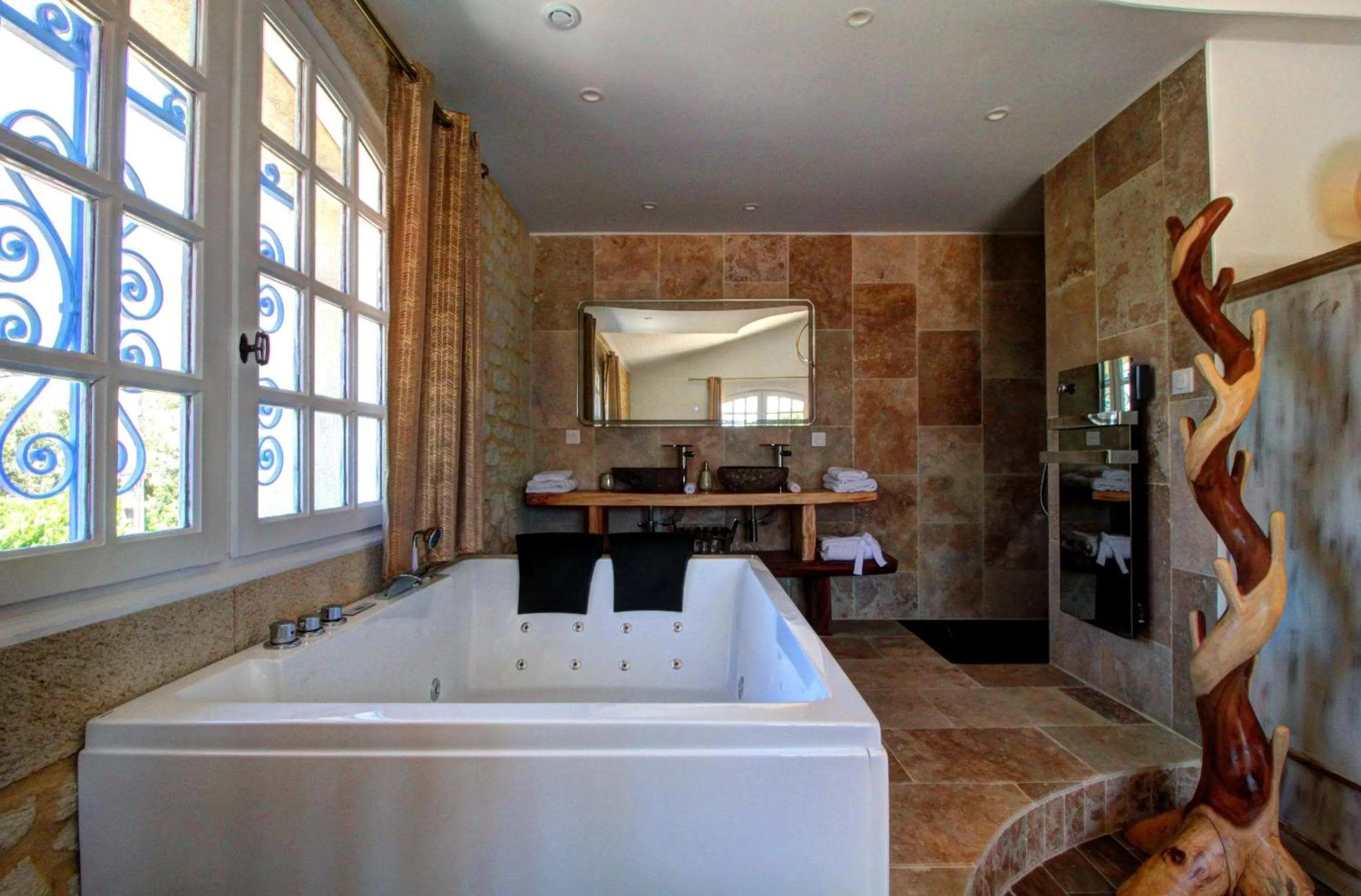 Hot Tub in La Demeure de l'Arche