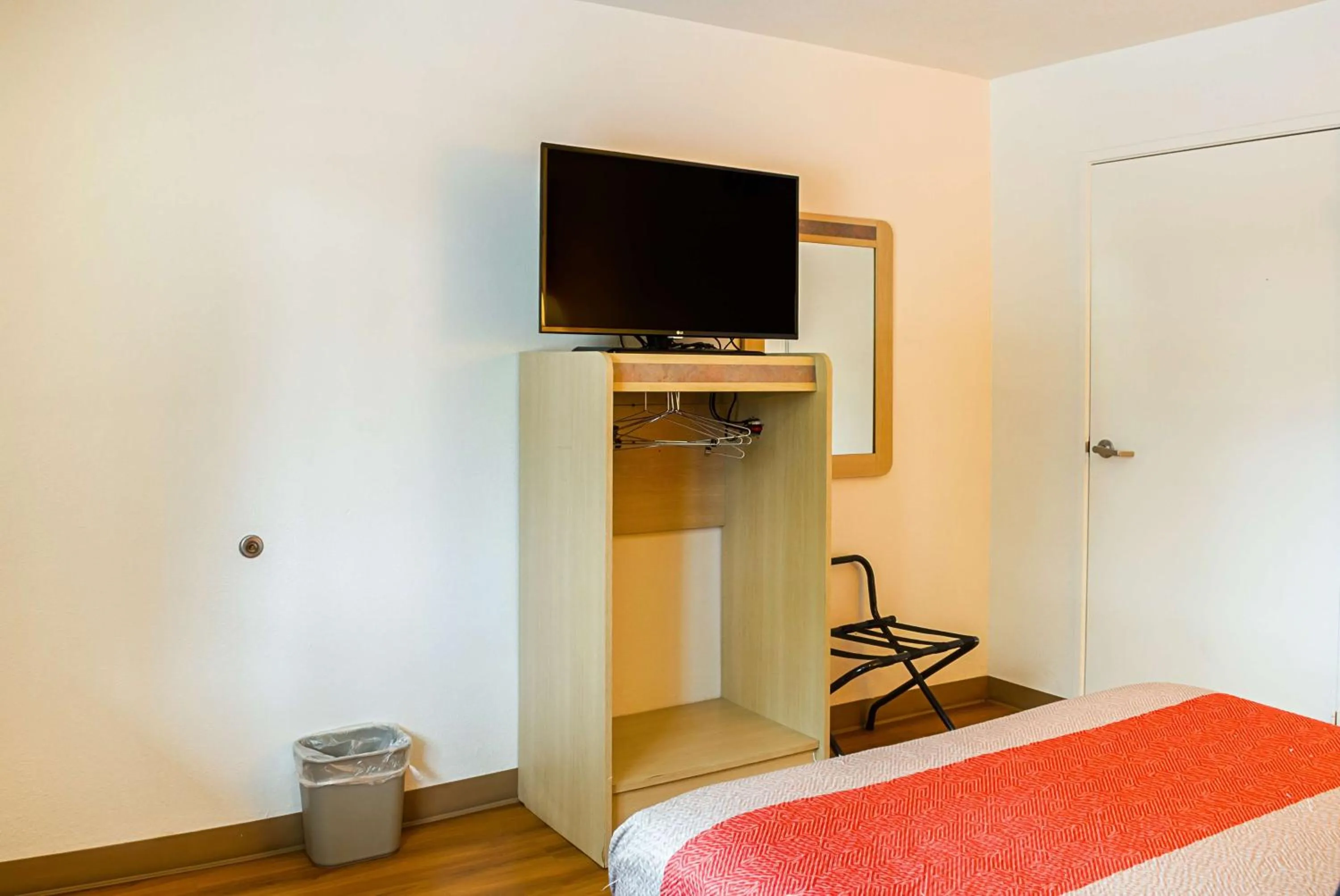 TV and multimedia, Bed in West Ashley Inn