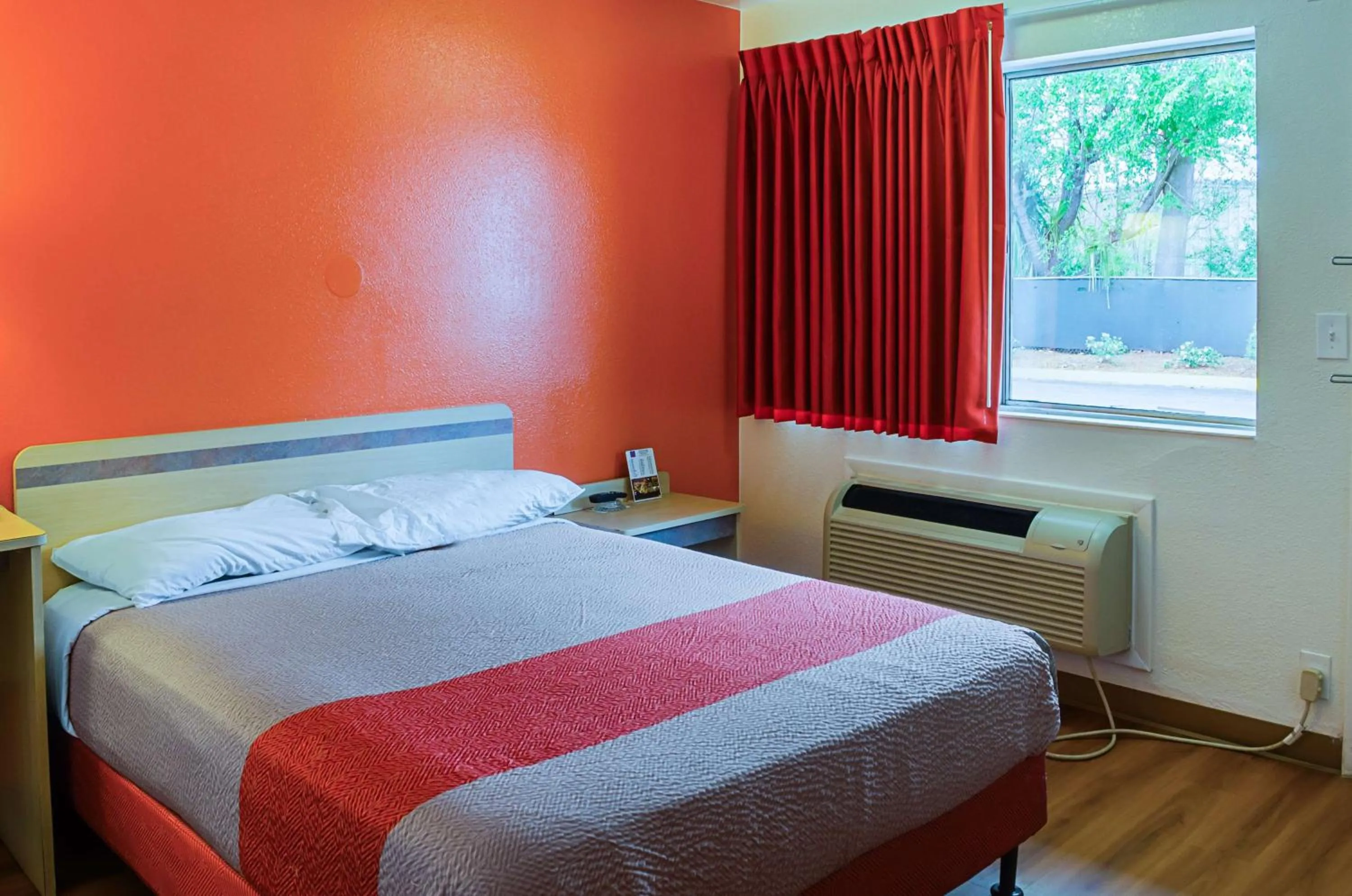 Bedroom, Bed in West Ashley Inn