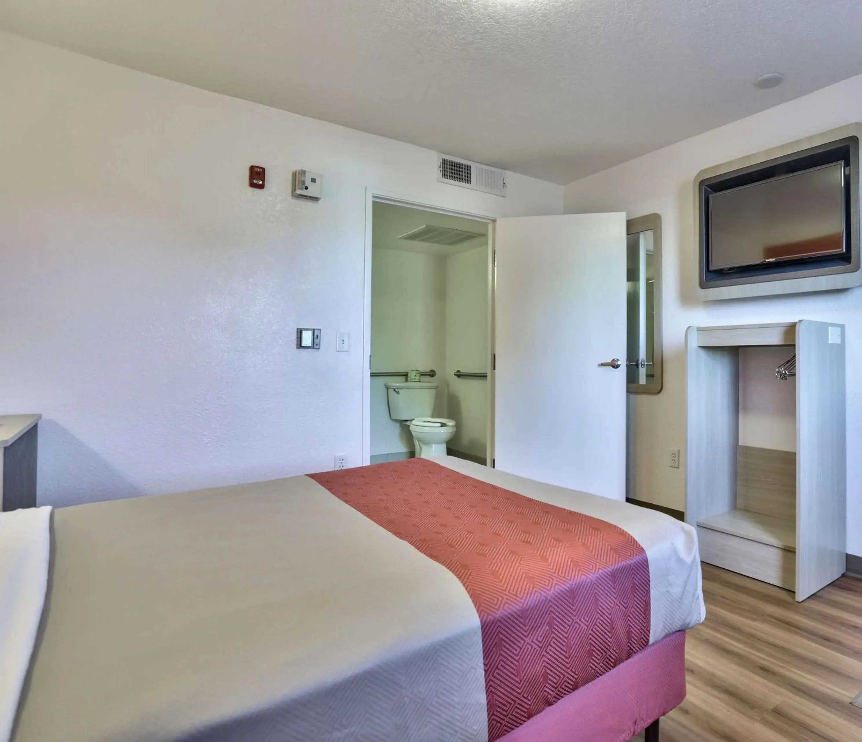 Bedroom, Bed in Motel 6-Flagstaff, AZ - Butler Bedroom, Bed in Motel 6-Flagstaff, AZ - Butler