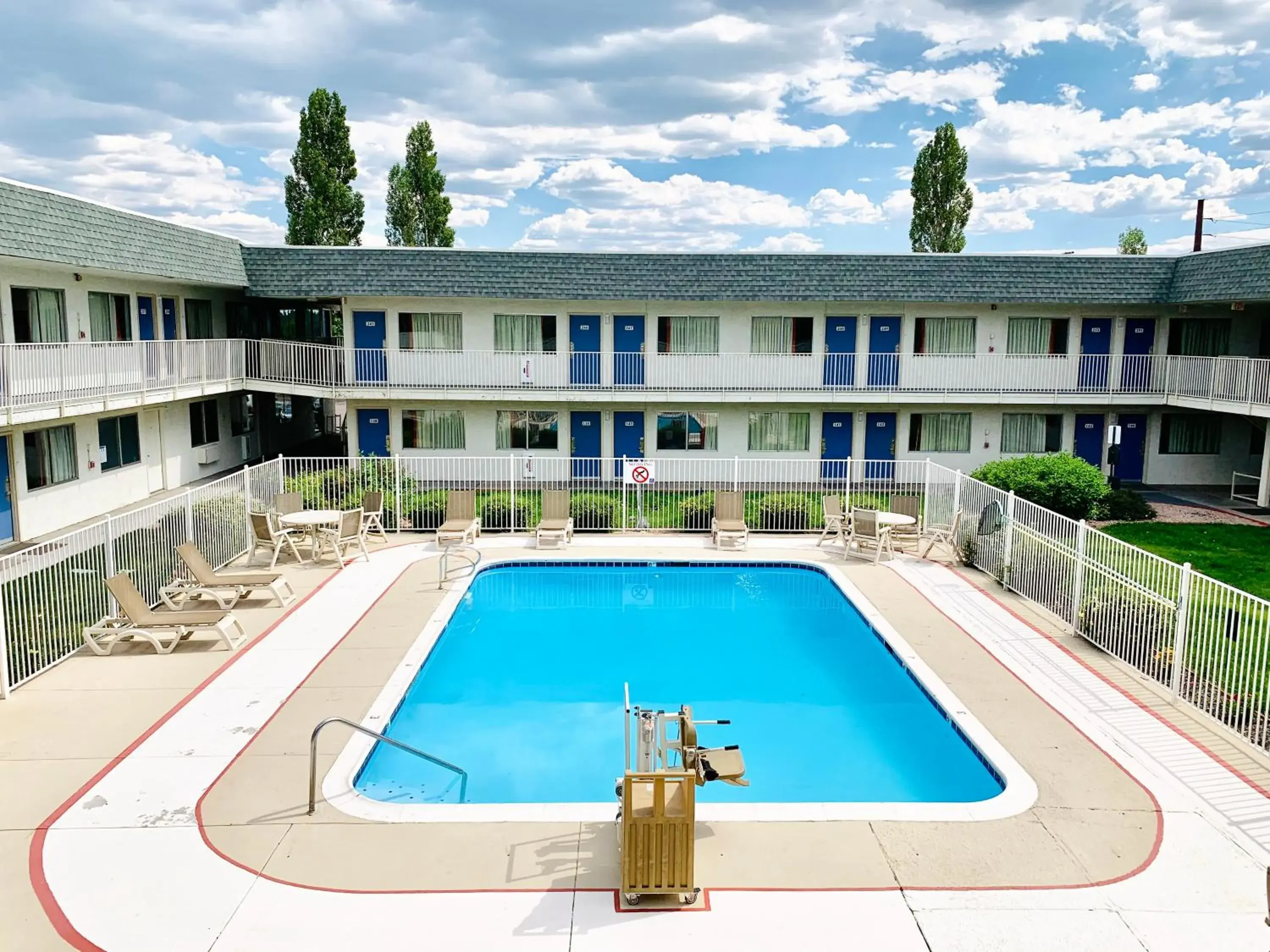 Swimming pool in Motel 6-Flagstaff, AZ - Butler Swimming pool in Motel 6-Flagstaff, AZ - Butler