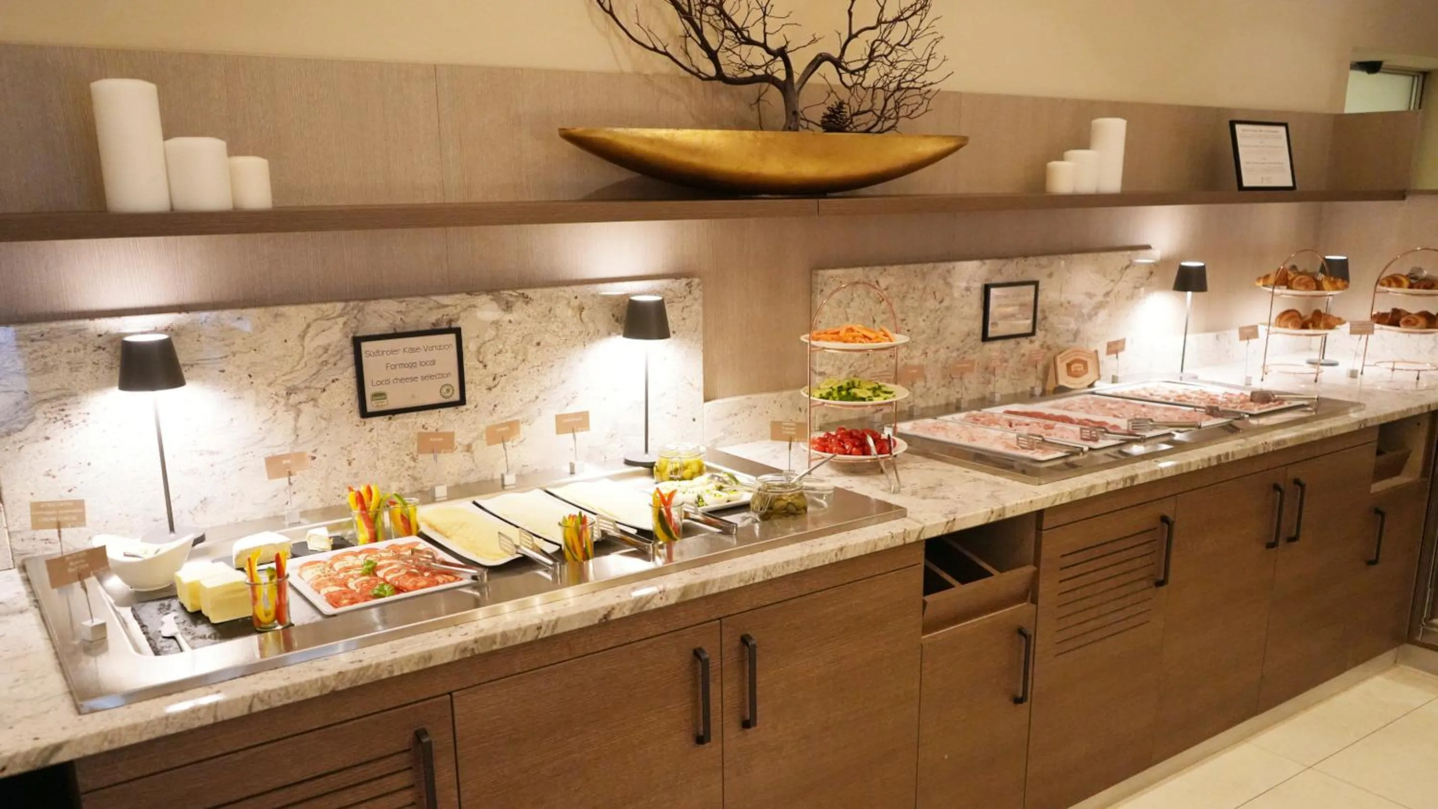 Restaurant/places to eat in City Hotel Merano