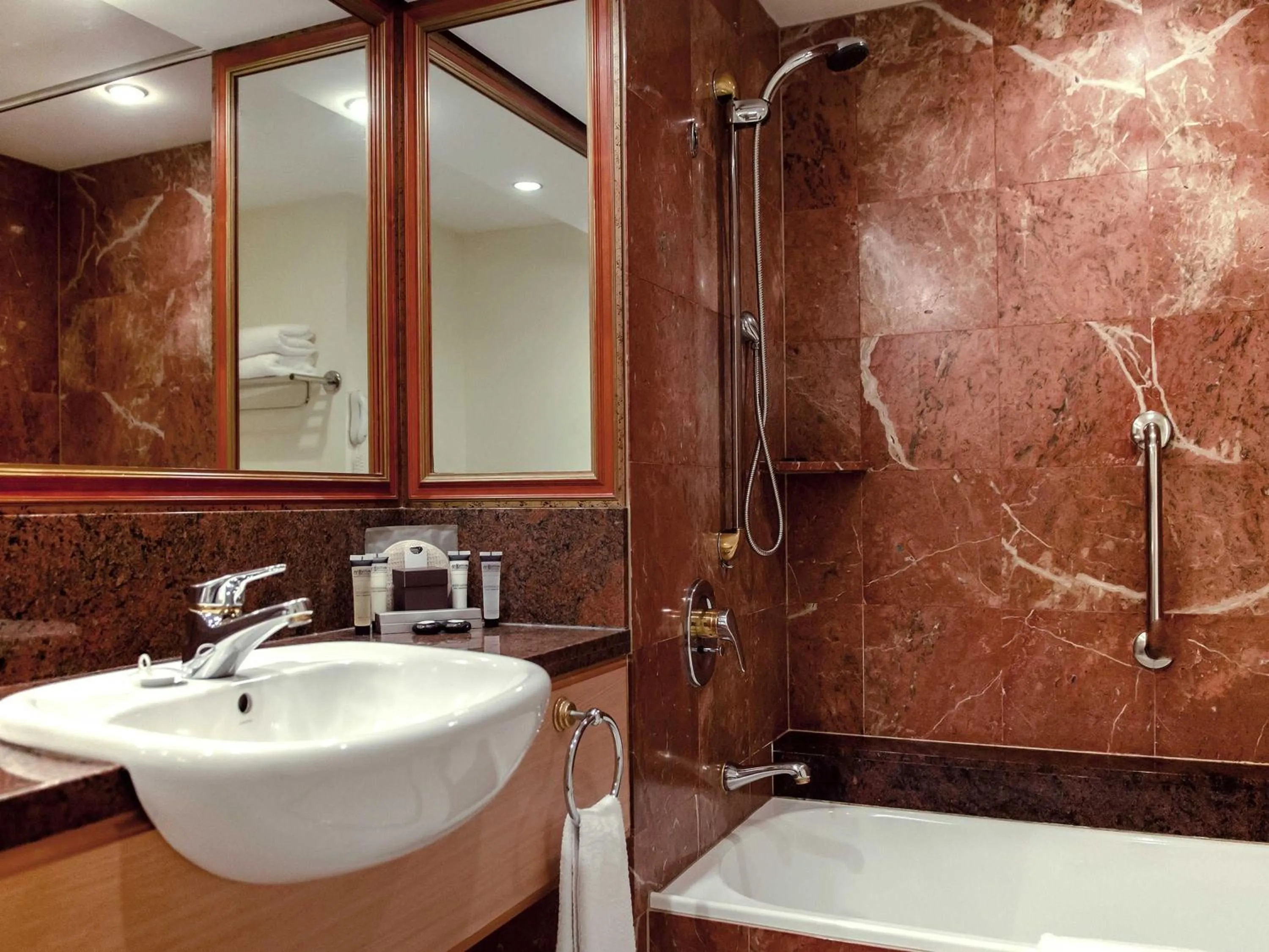 Photo of the whole room in Pullman Cairns International