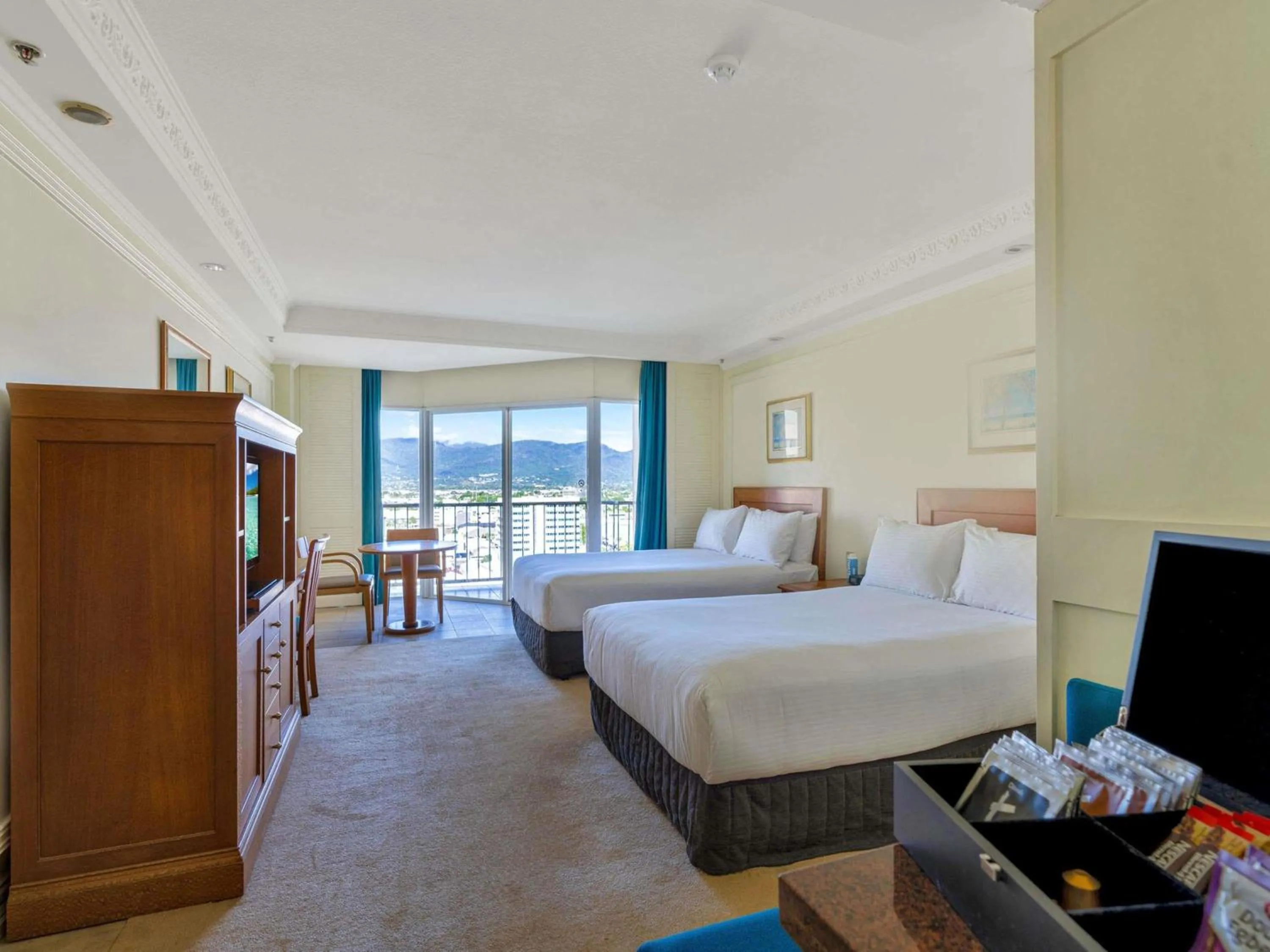 Bedroom, Bed in Pullman Cairns International