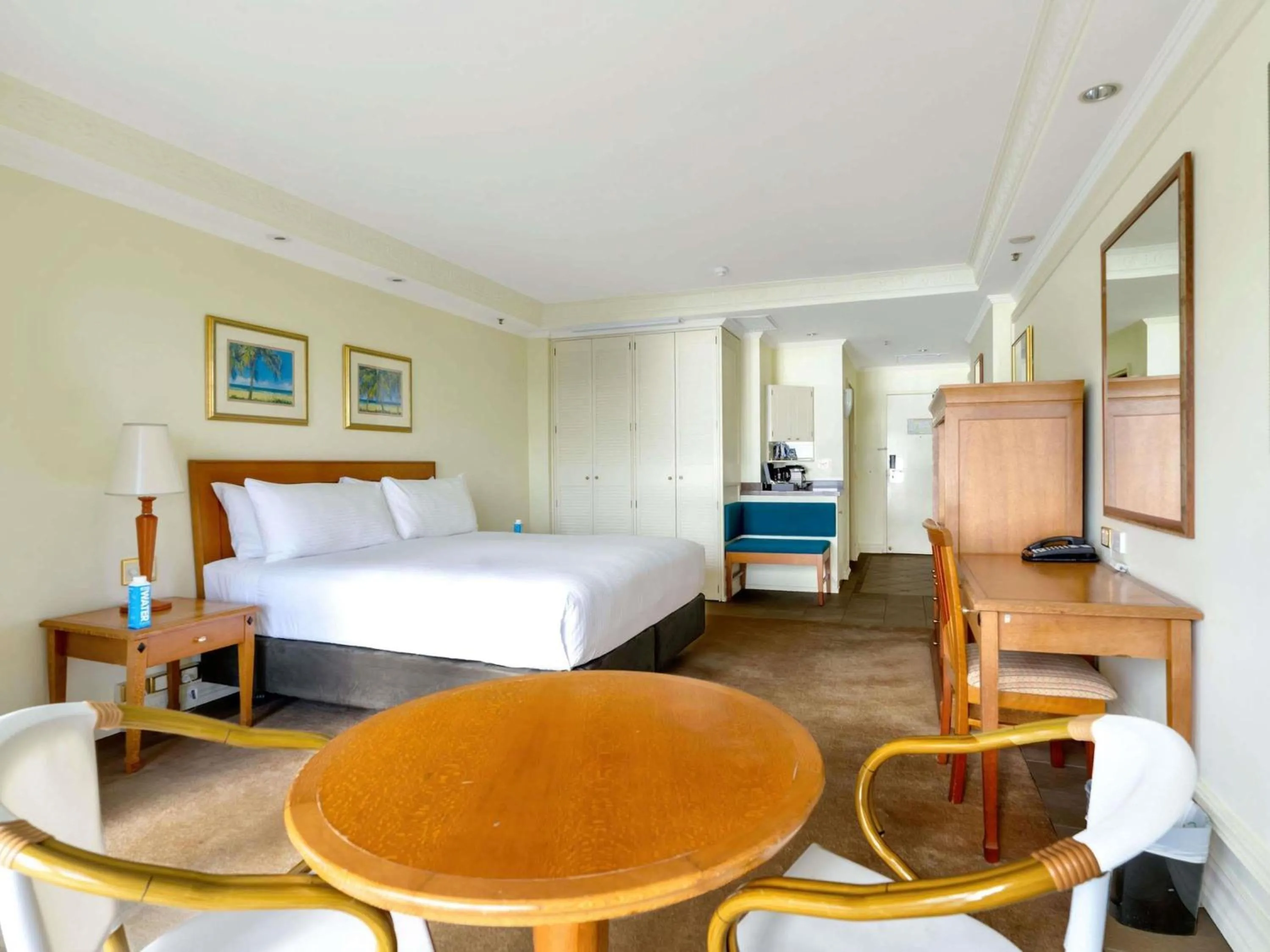 Bedroom, Bed in Pullman Cairns International