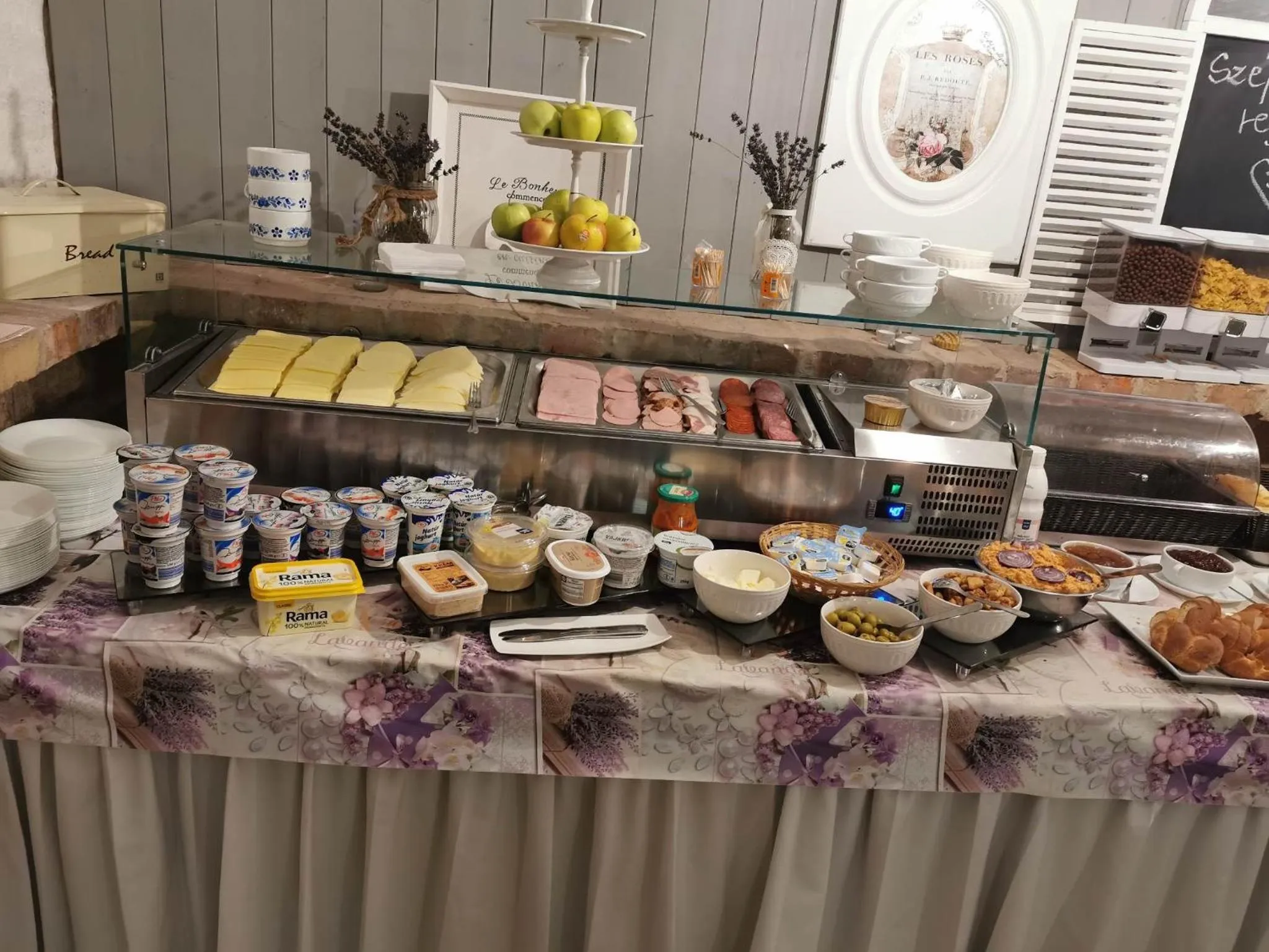 Breakfast in Family Apartman