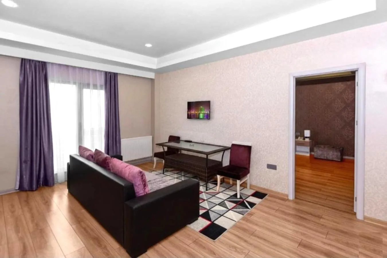 Communal lounge/ TV room in Diplomat Suites Hotel