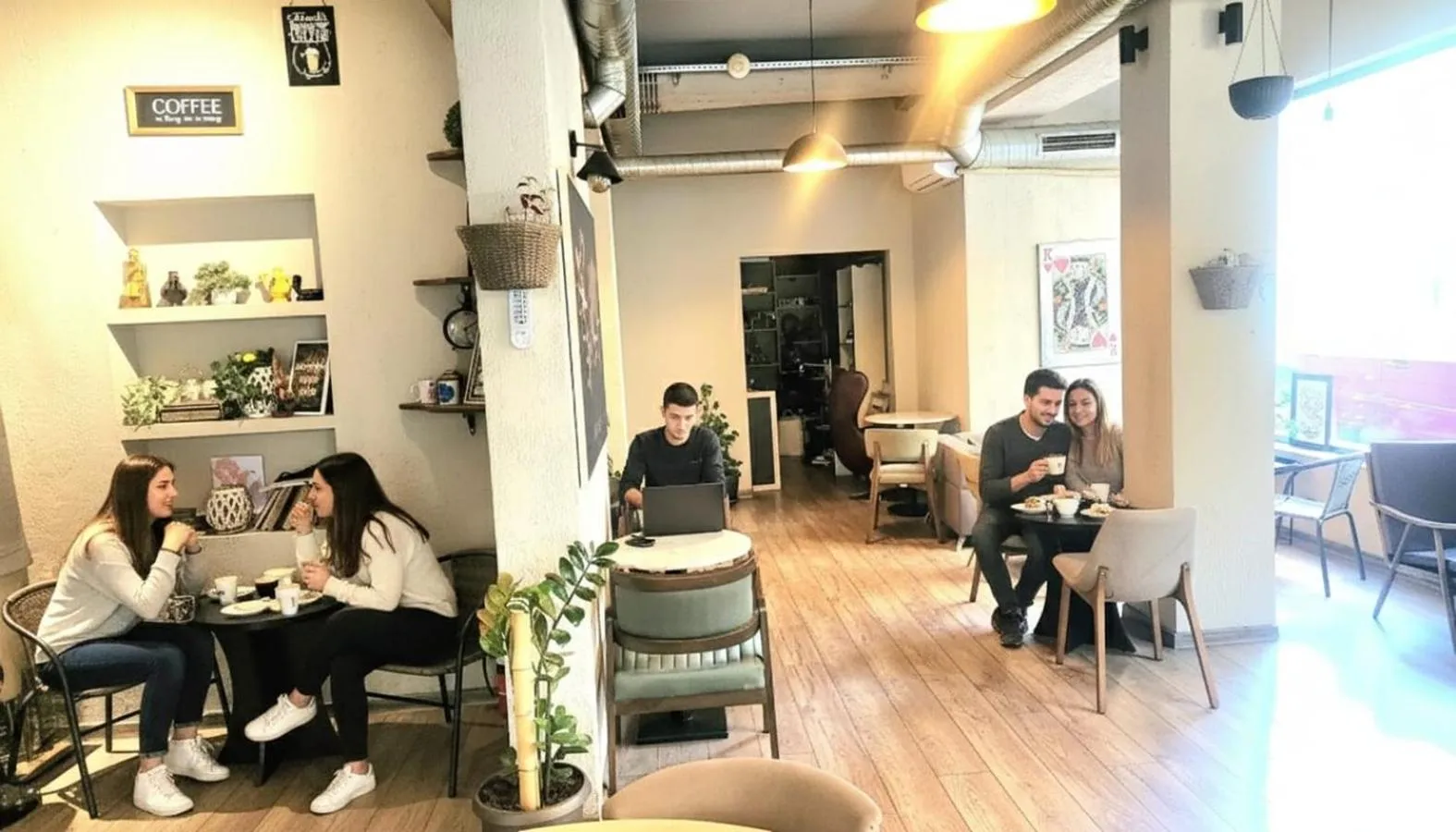 Restaurant/places to eat in Diplomat Suites Hotel