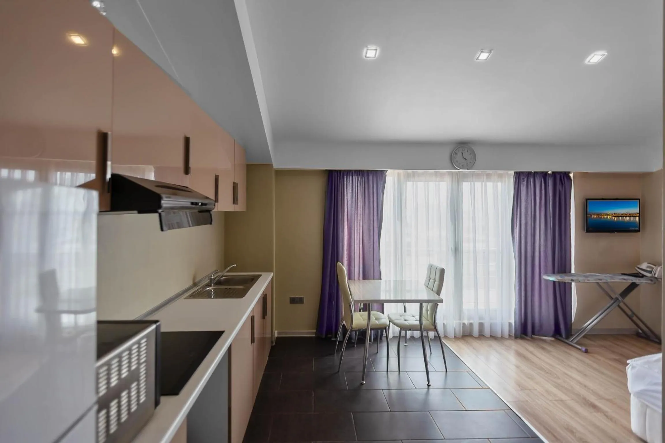 TV and multimedia in Diplomat Suites Hotel