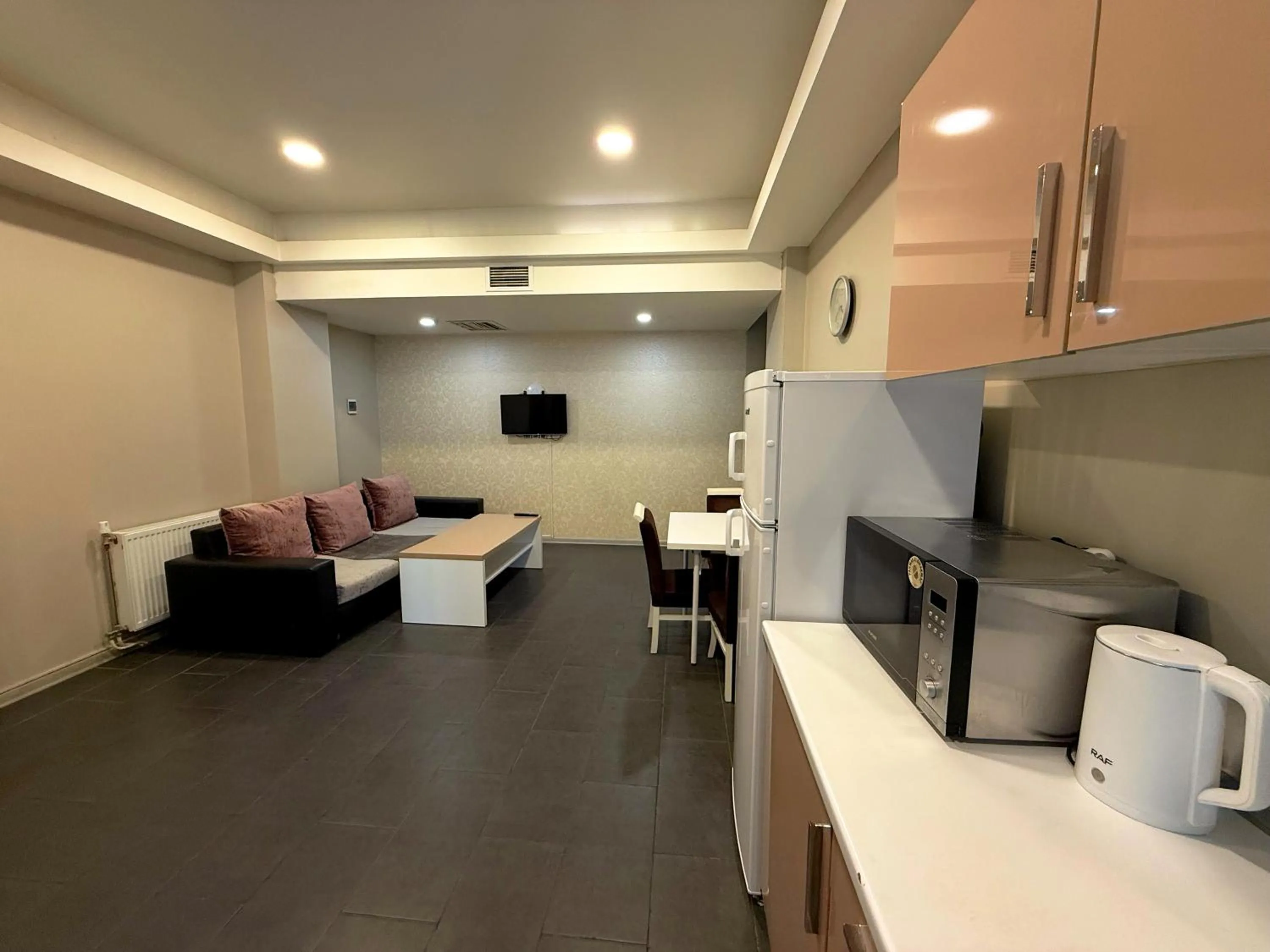 TV and multimedia in Diplomat Suites Hotel