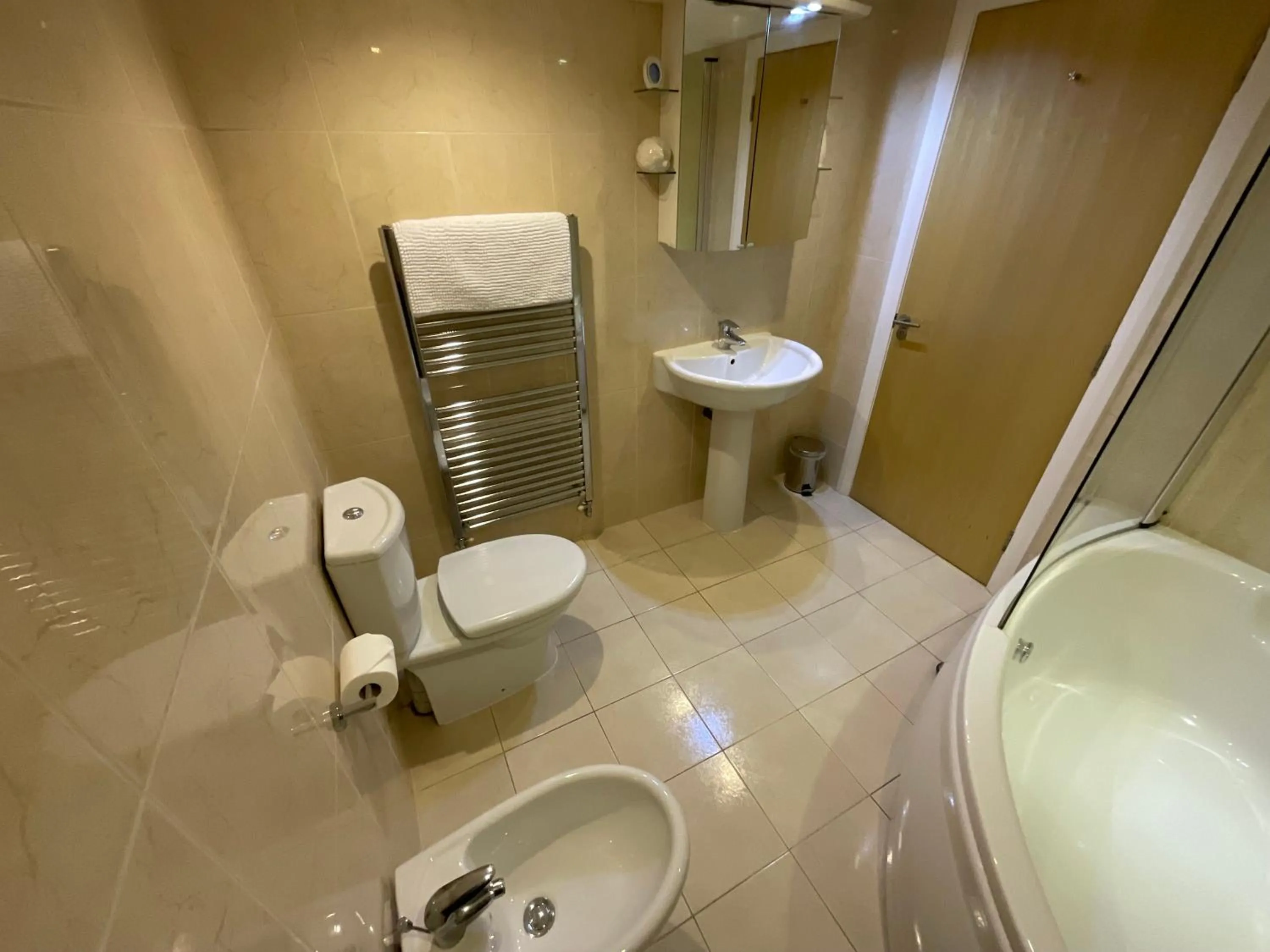 Toilet in Earle House Serviced Apartments