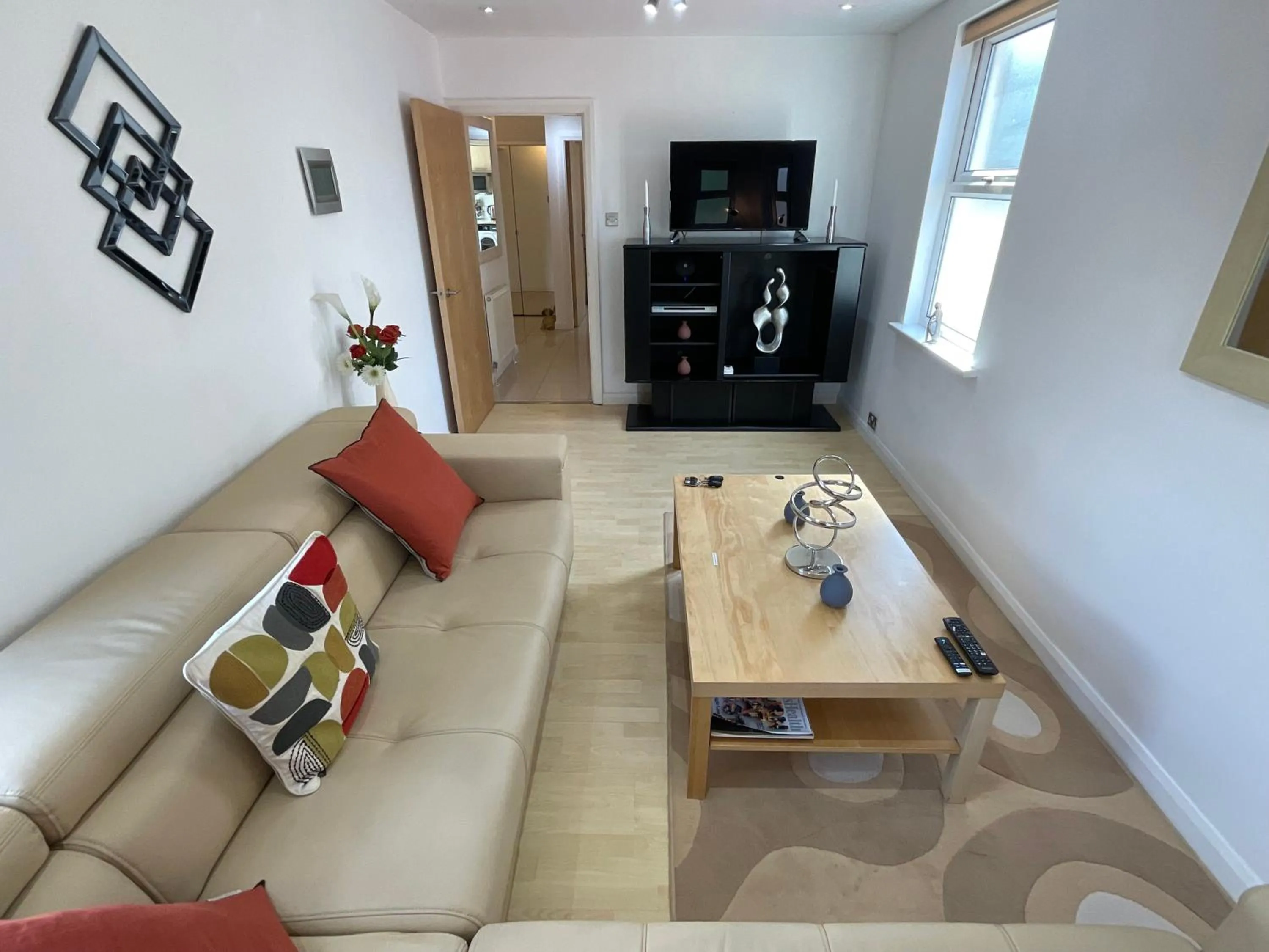 TV and multimedia in Earle House Serviced Apartments