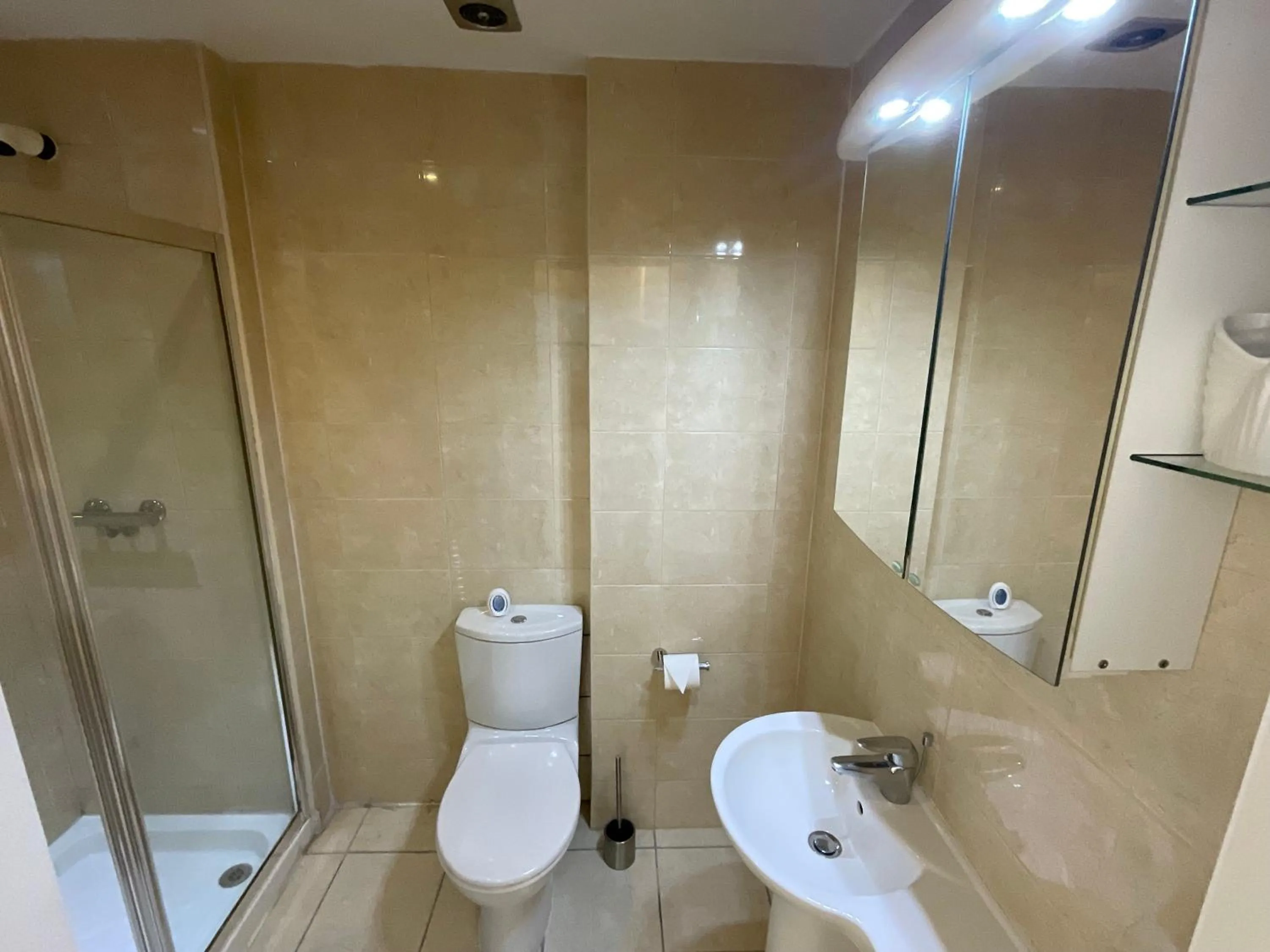 Shower in Earle House Serviced Apartments