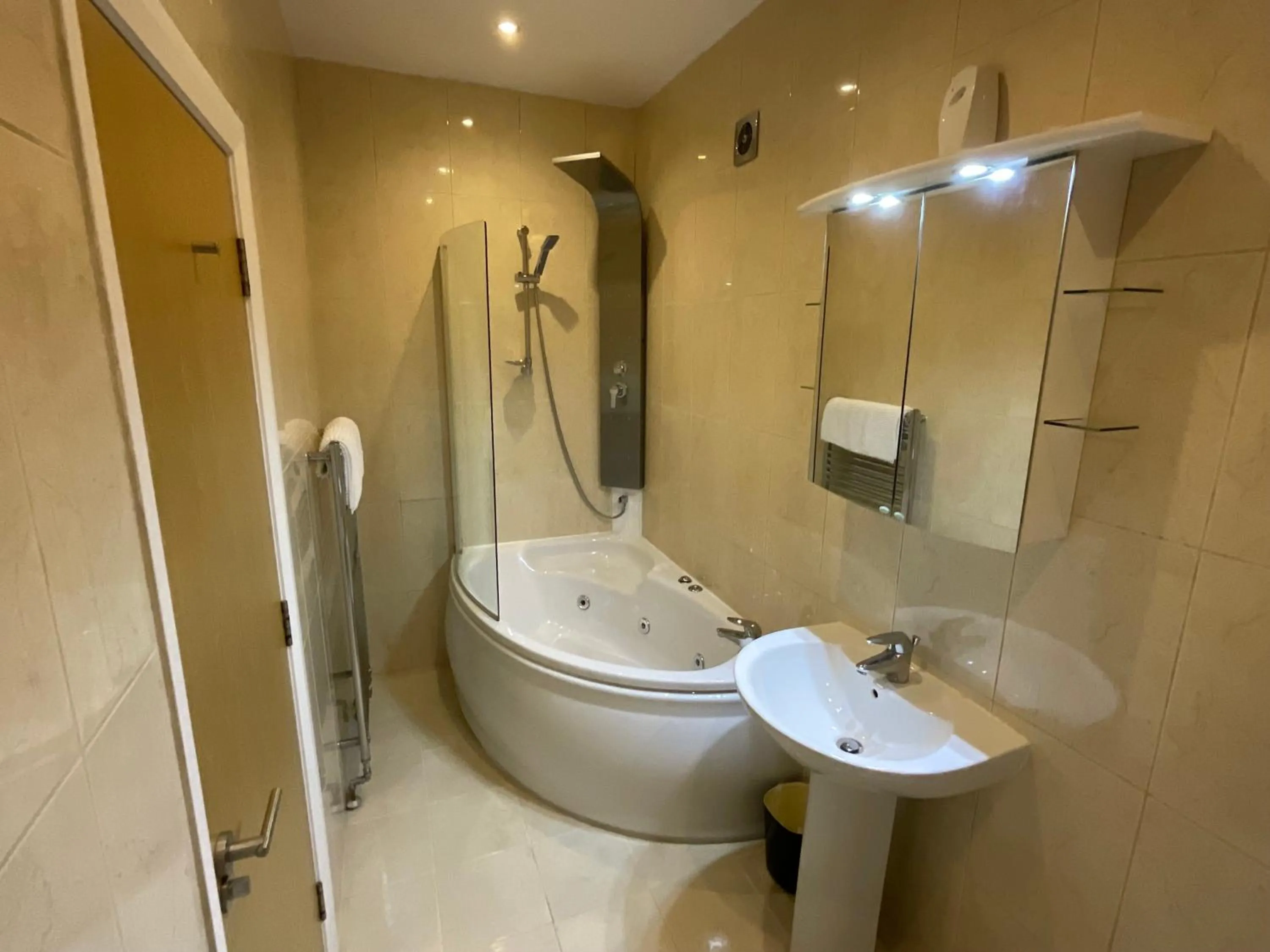 Bathroom in Earle House Serviced Apartments