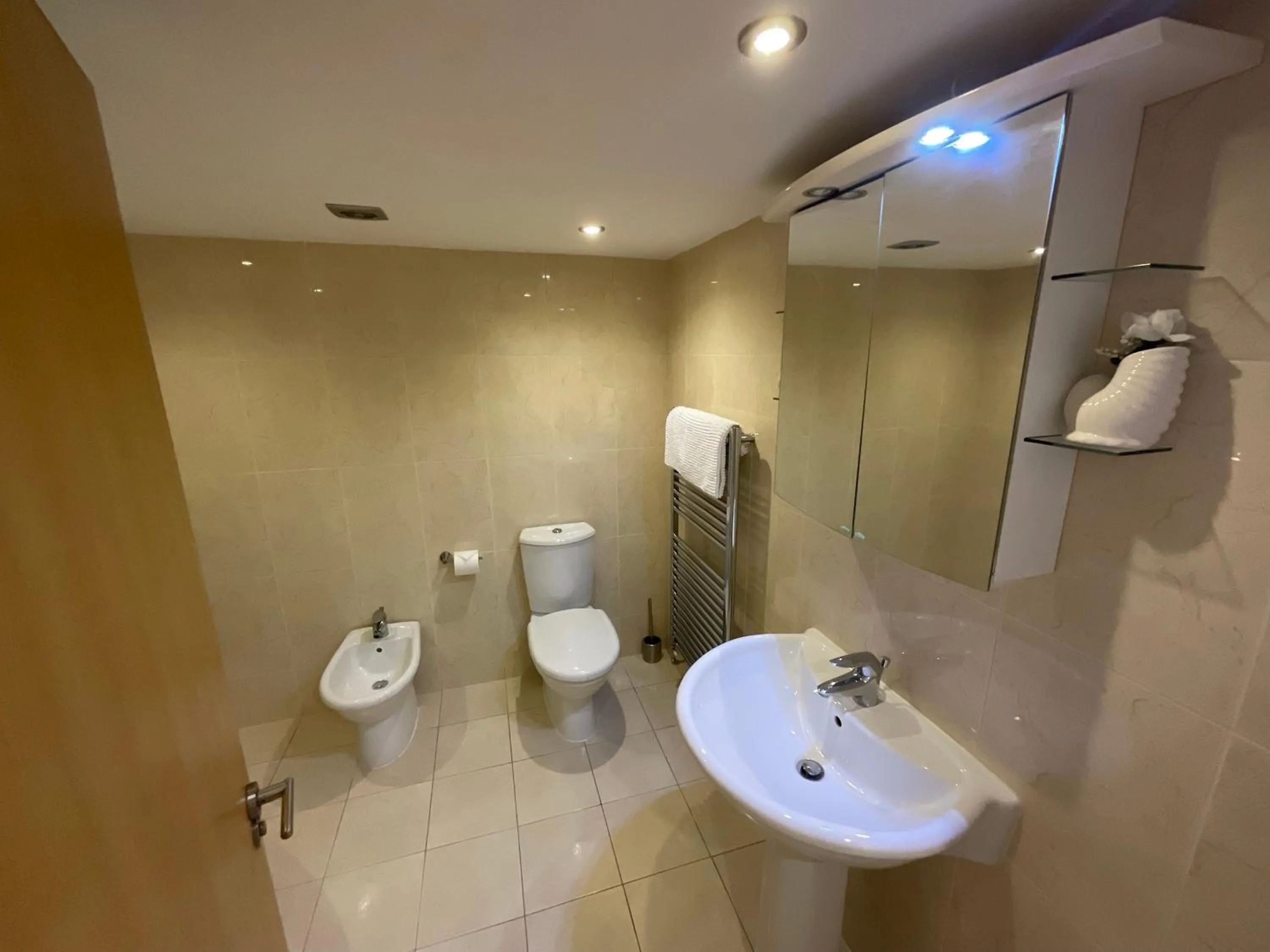 Bathroom in Earle House Serviced Apartments