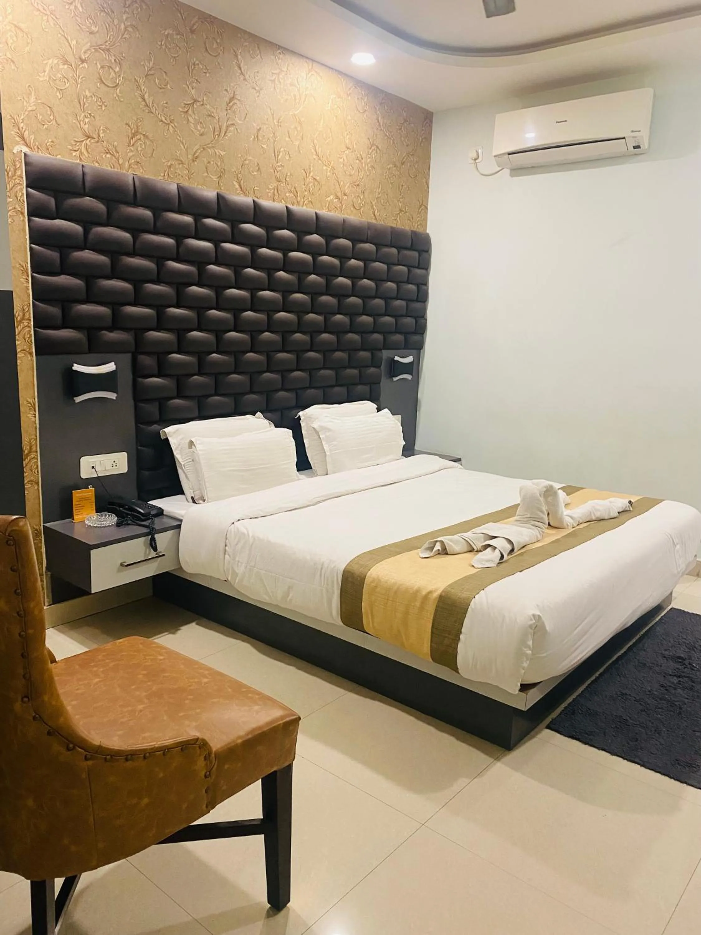 Bed in Hotel Saayein Residency