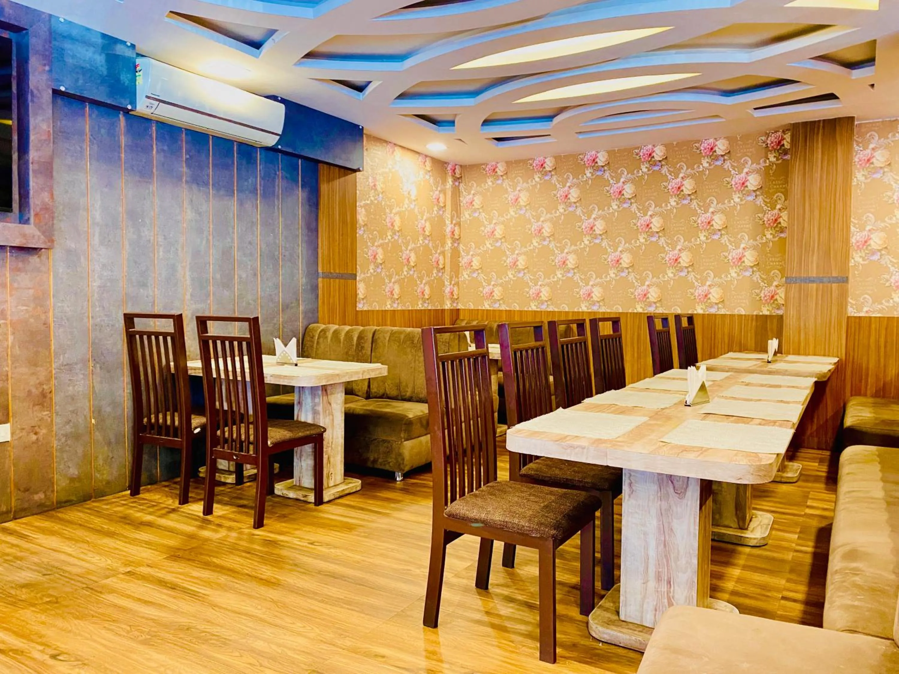 Restaurant/places to eat in Hotel Saayein Residency