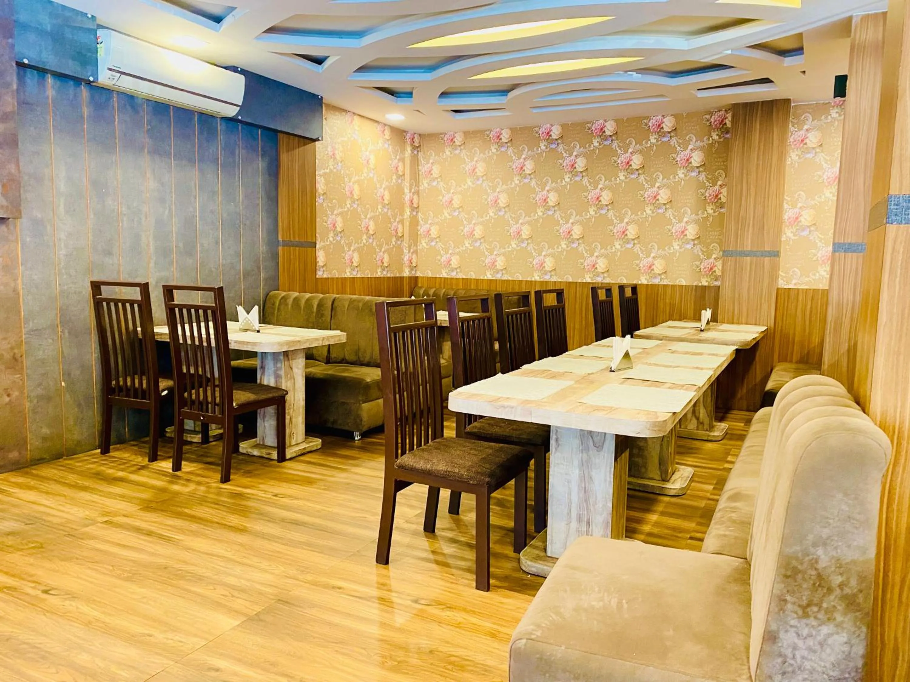 Restaurant/places to eat in Hotel Saayein Residency