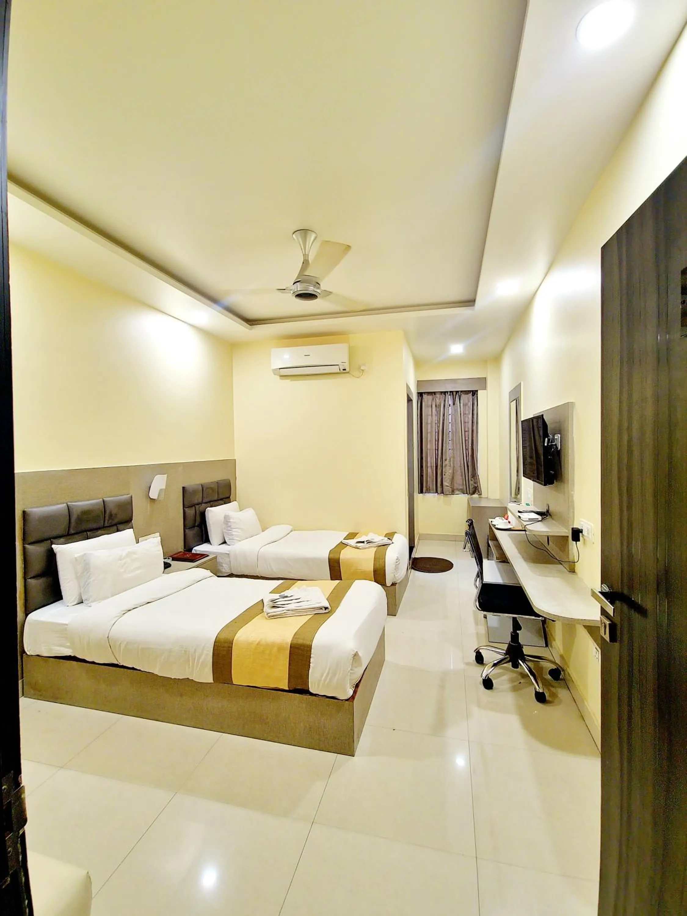 Bed in Hotel Saayein Residency
