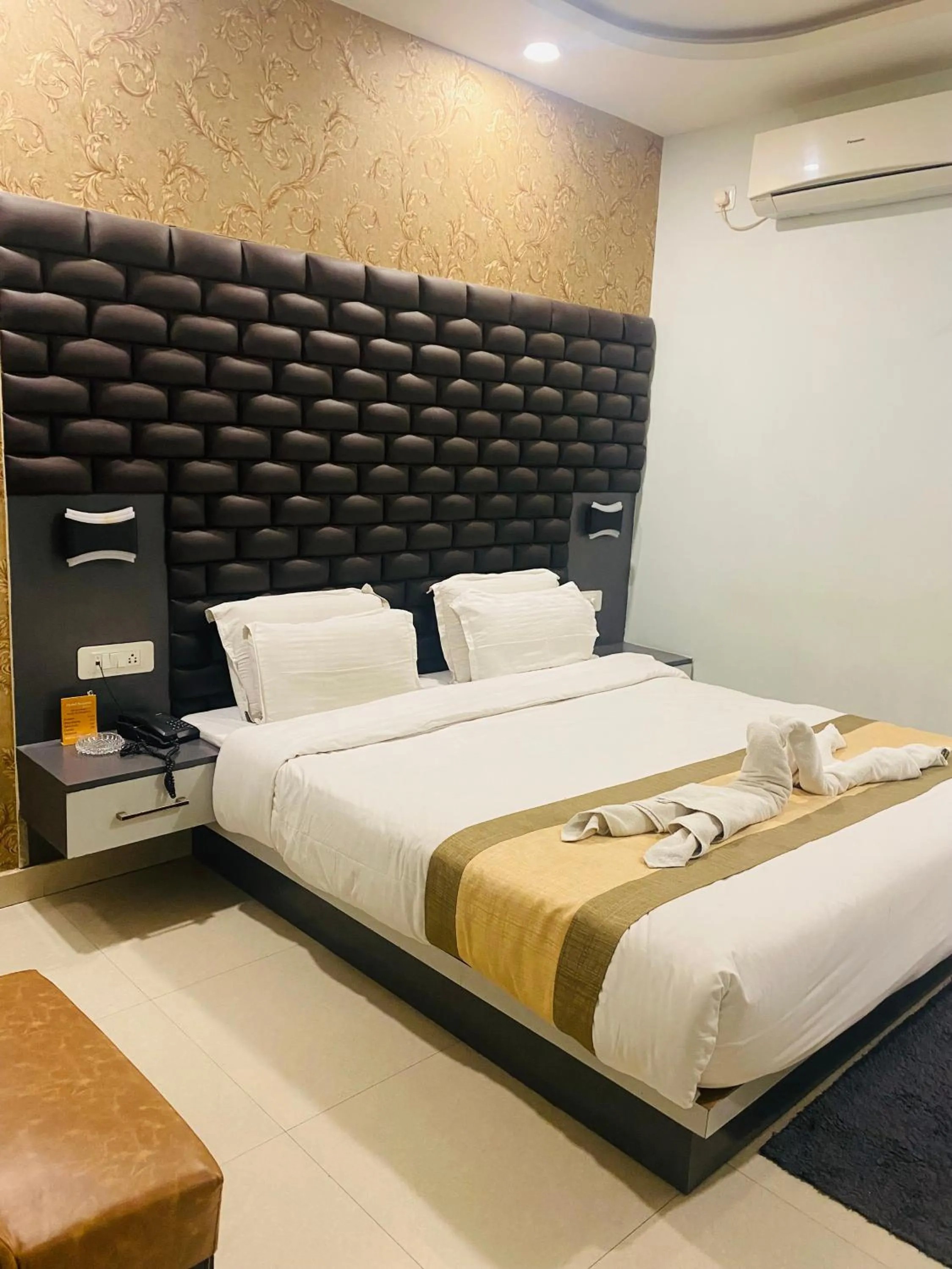 Bed in Hotel Saayein Residency