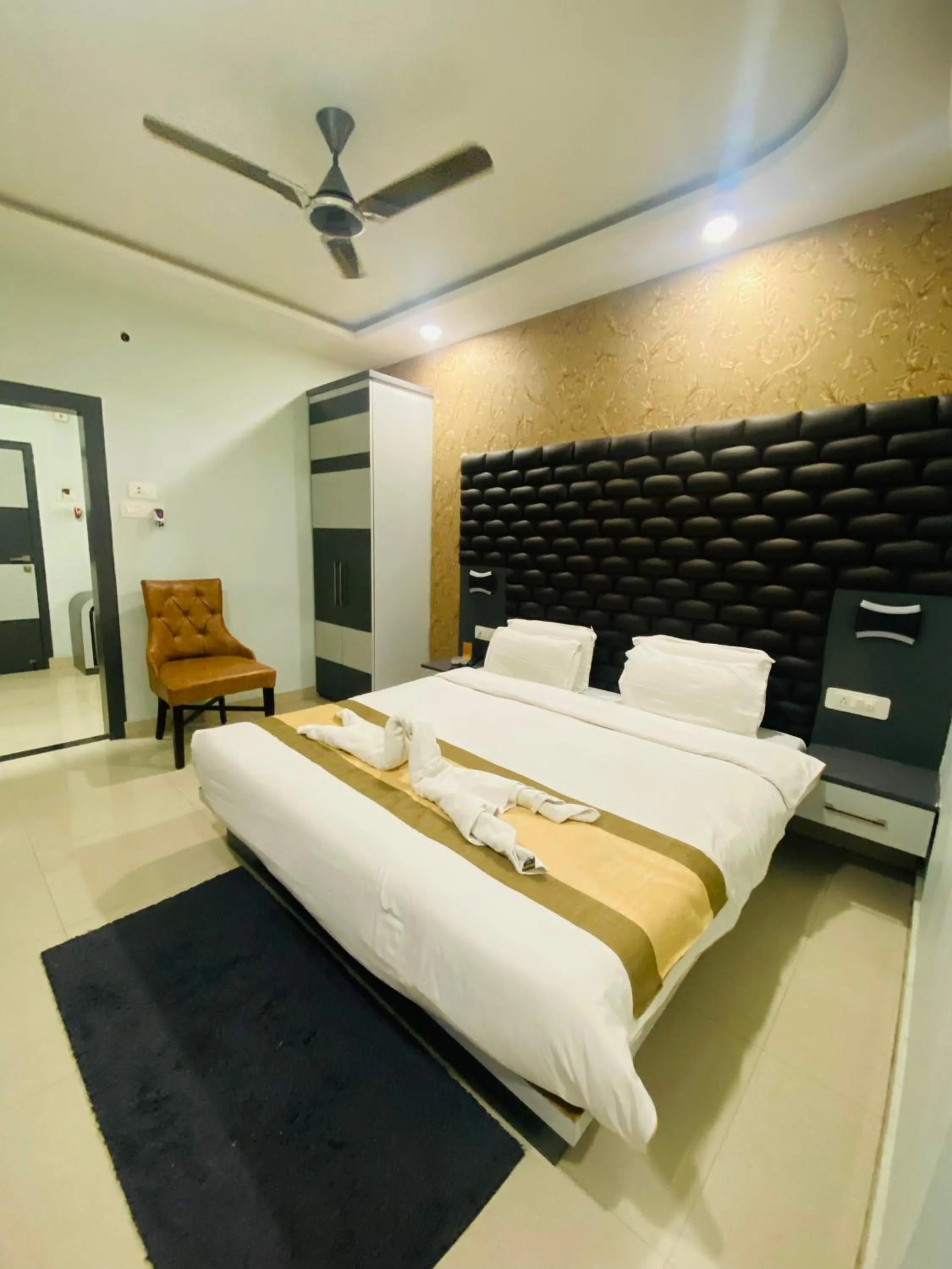 Bed in Hotel Saayein Residency