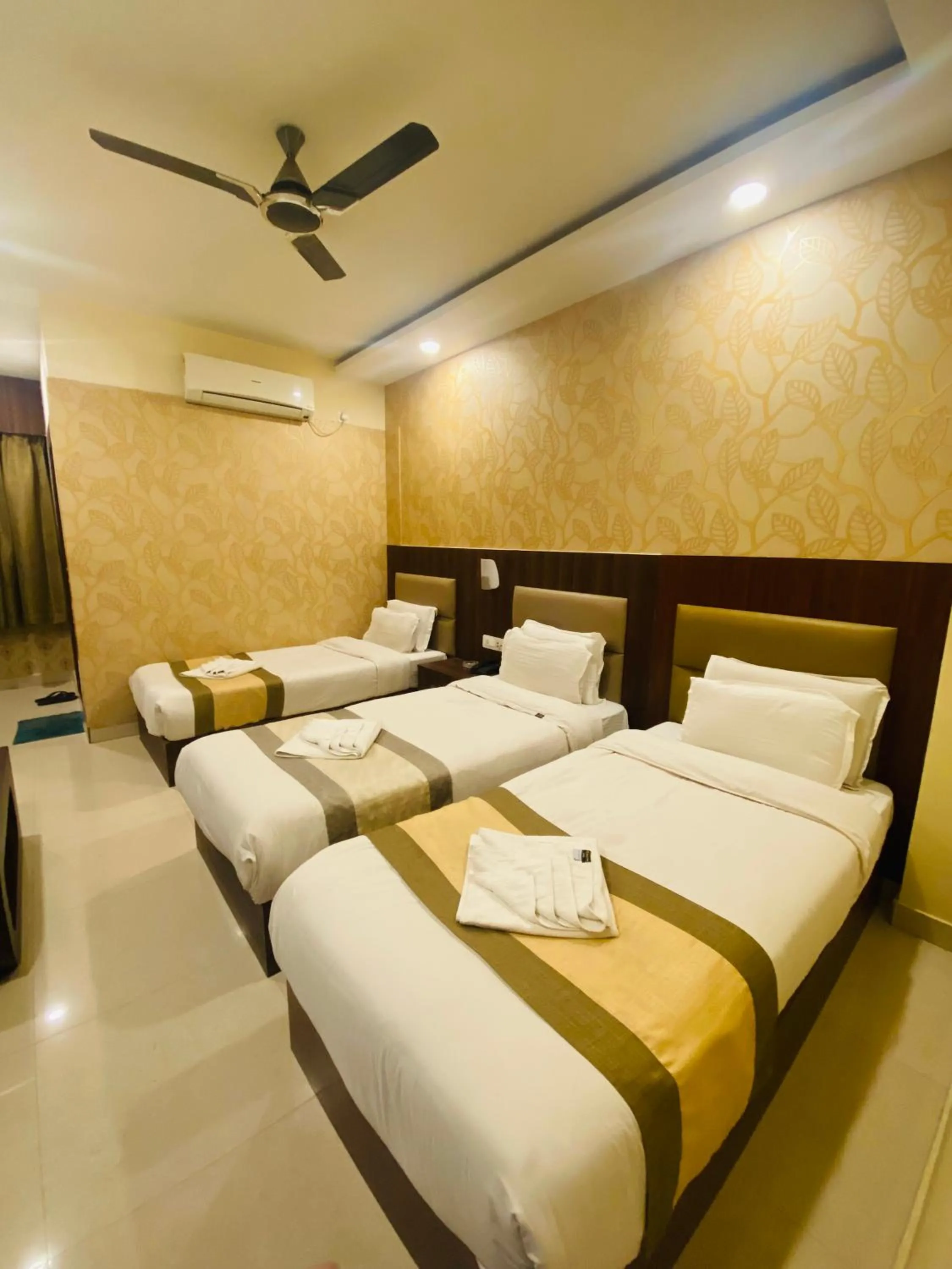 Bed in Hotel Saayein Residency