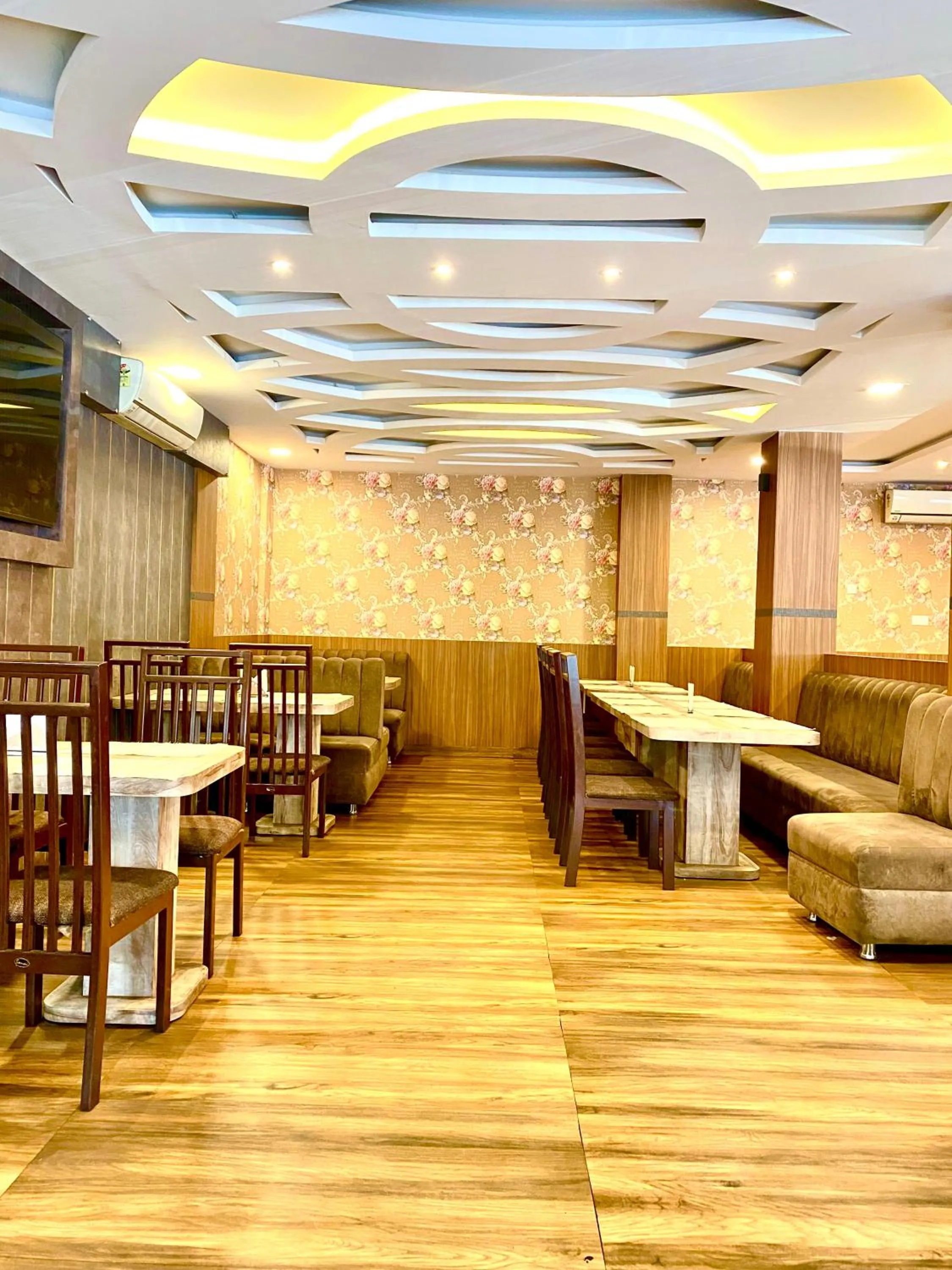 Restaurant/places to eat in Hotel Saayein Residency