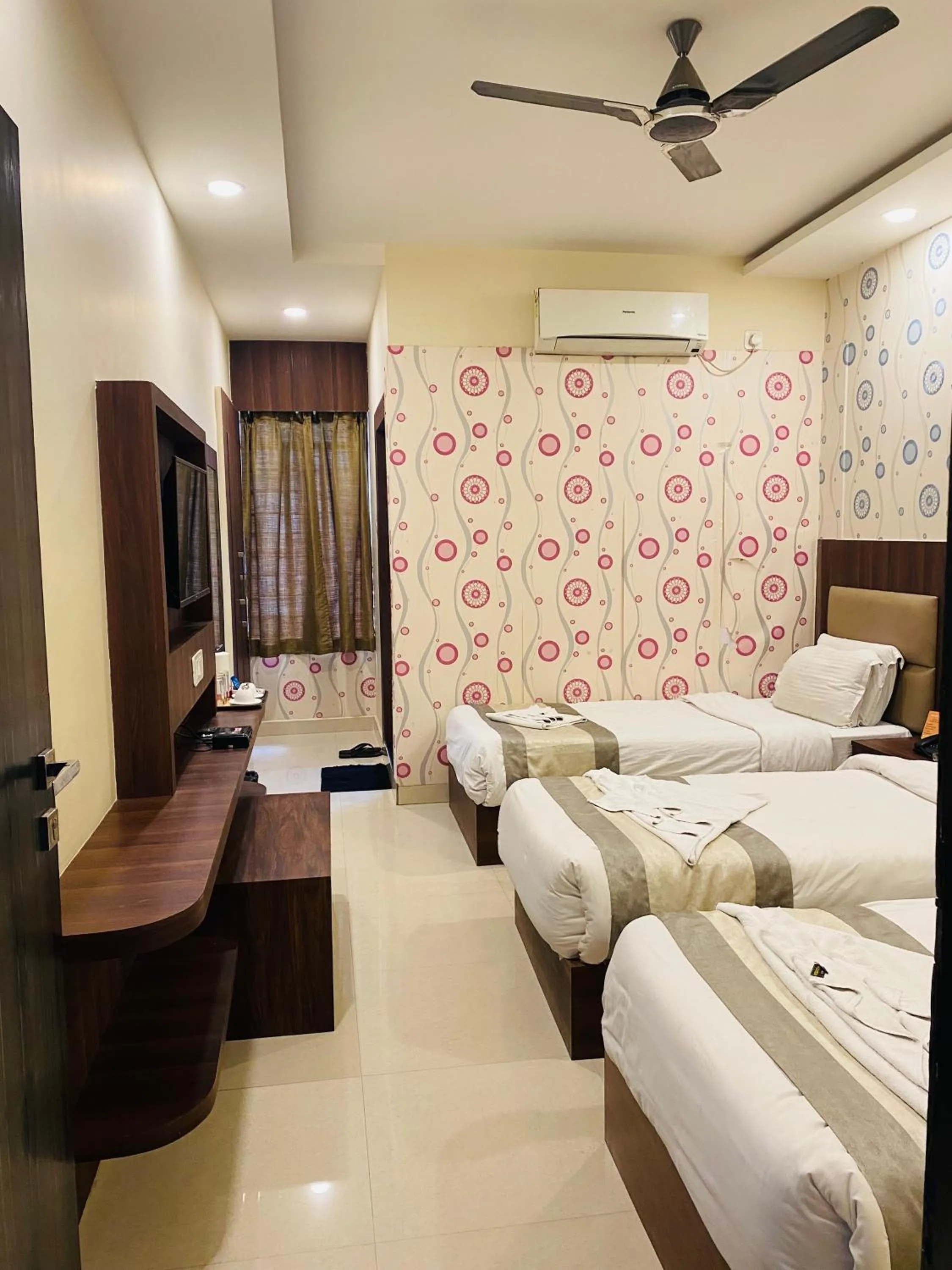 Bed in Hotel Saayein Residency