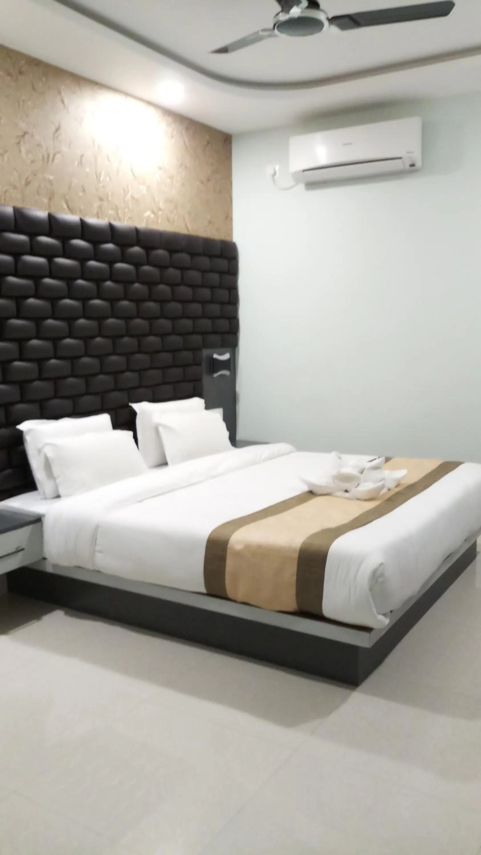 Bed in Hotel Saayein Residency
