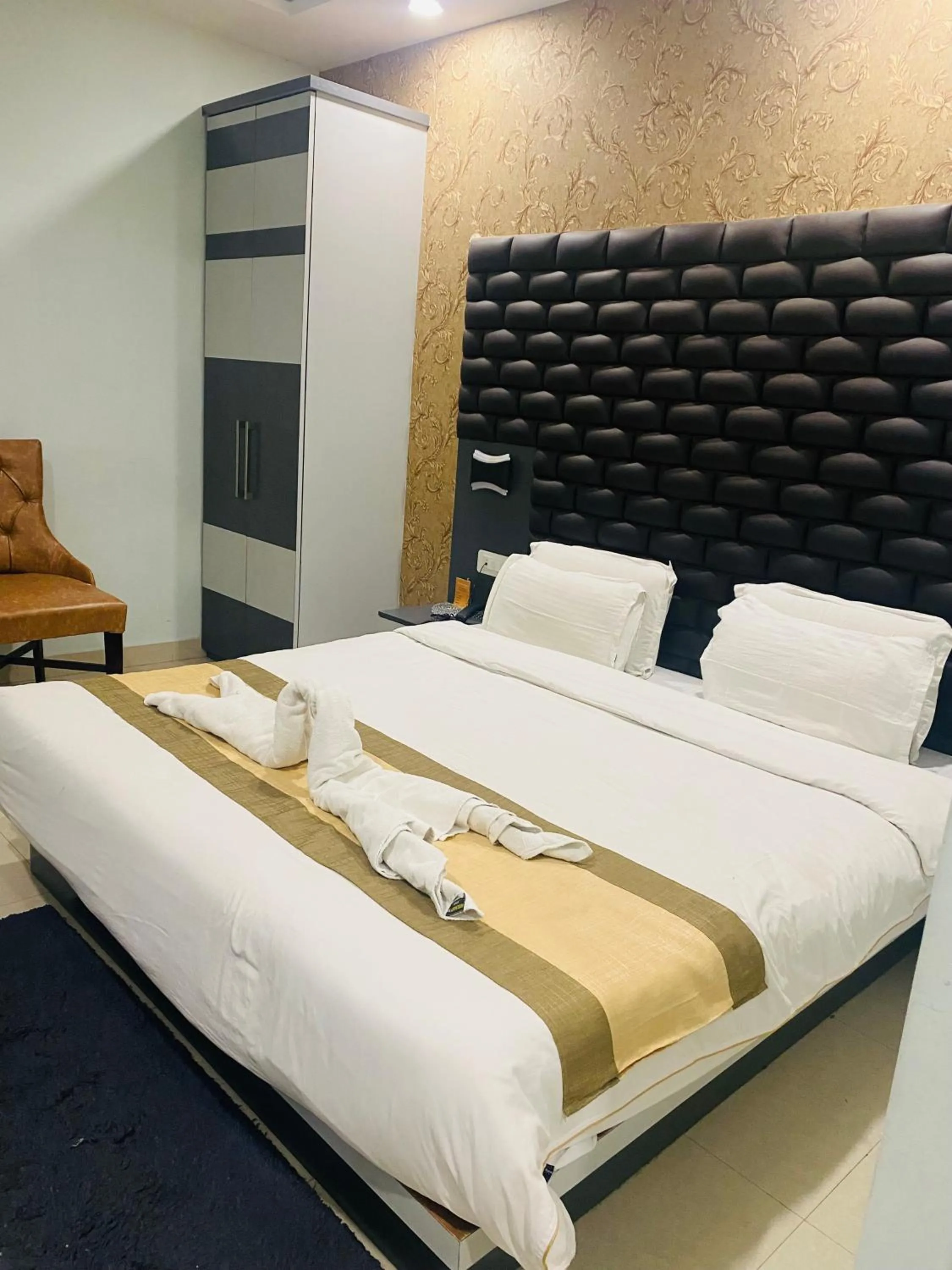 Bed in Hotel Saayein Residency