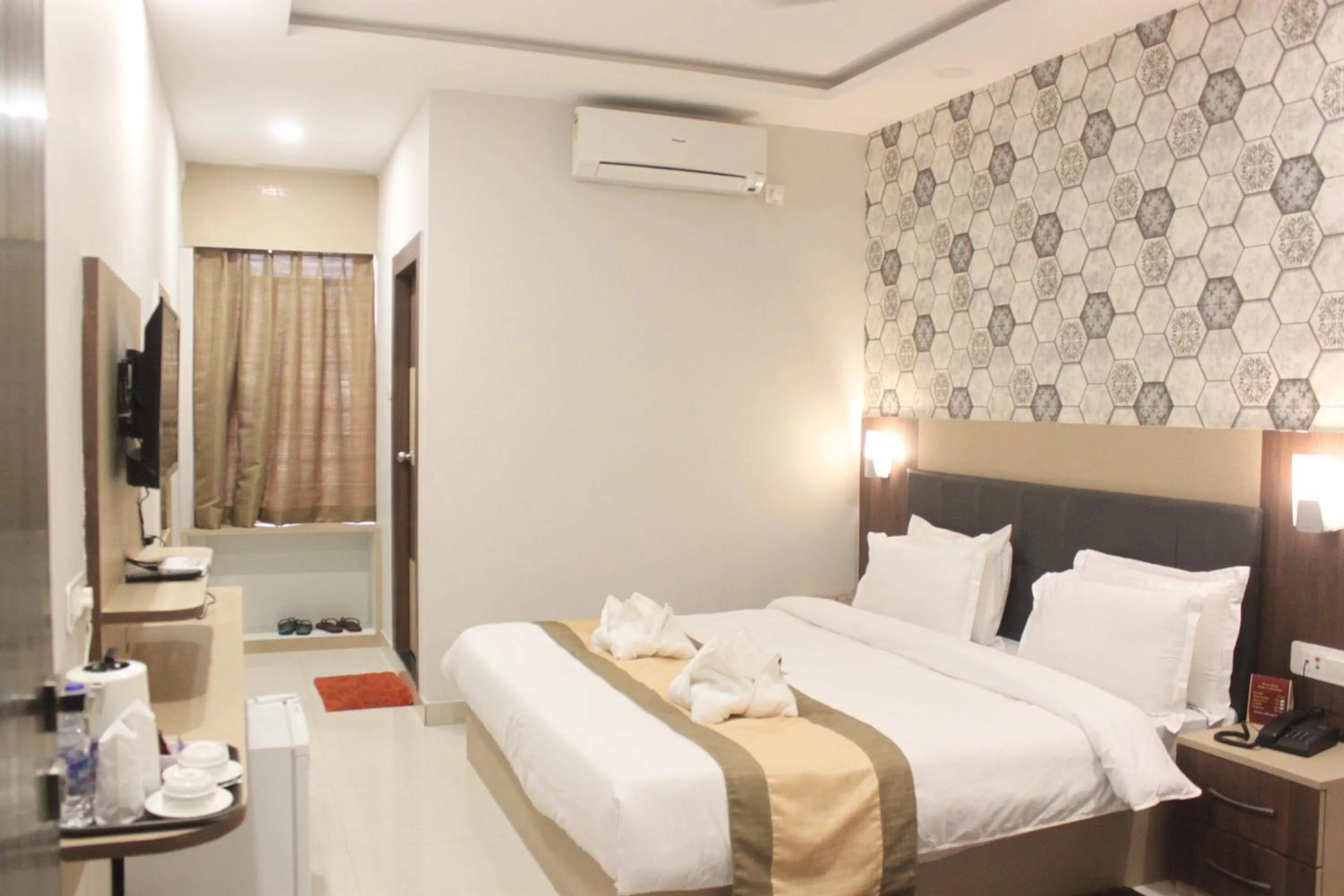 Bed in Hotel Saayein Residency