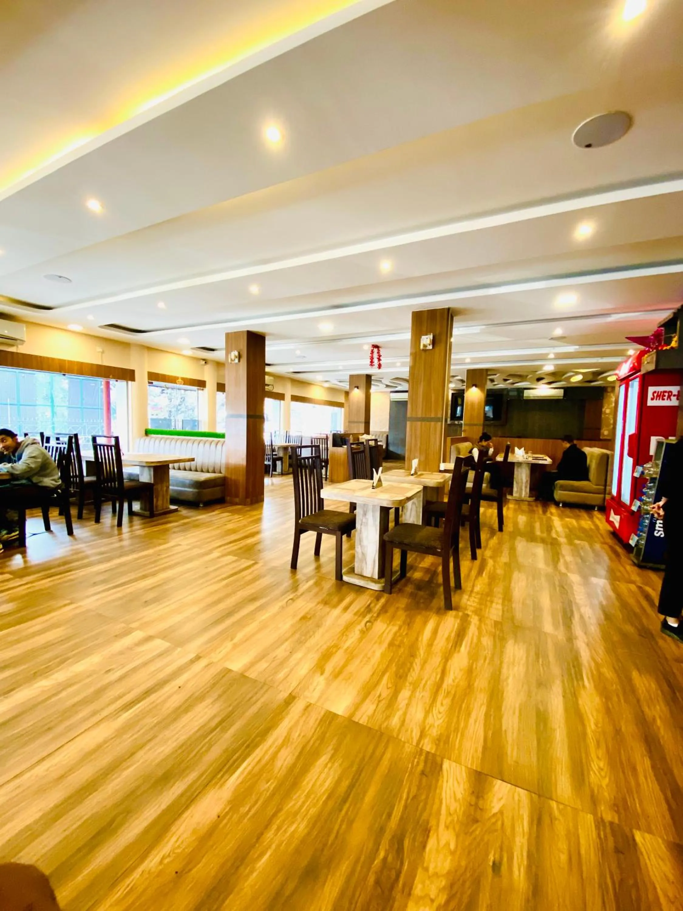 Restaurant/places to eat in Hotel Saayein Residency